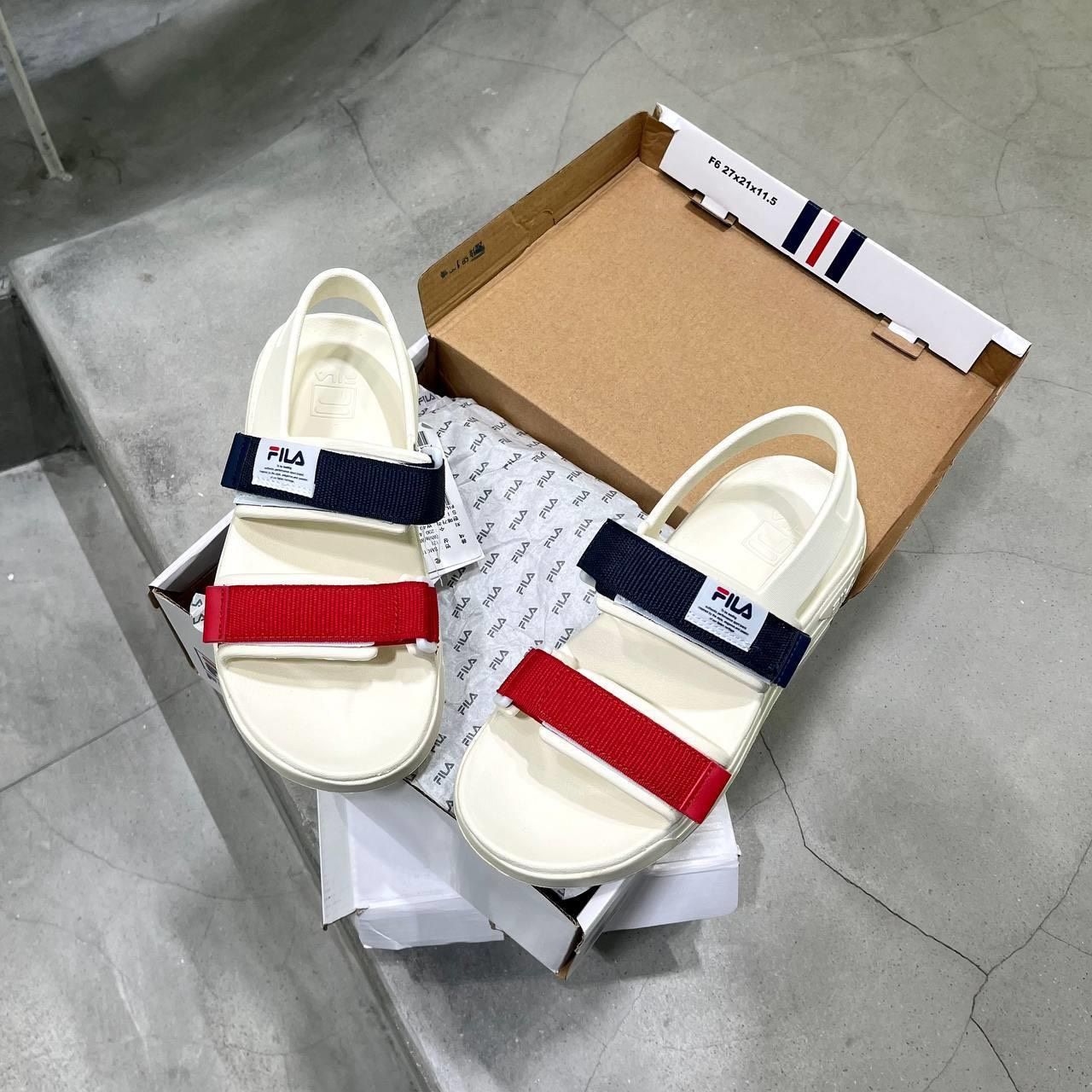 0740 - HÀNG CHÍNH HÃNG - GIÀY QUAI HẬU SANDAL FILA SURFY MÀU KEM SỌC ĐỎ XANH - *CREAM/RED/BLUE* - CODE: 1SM01583D - 121