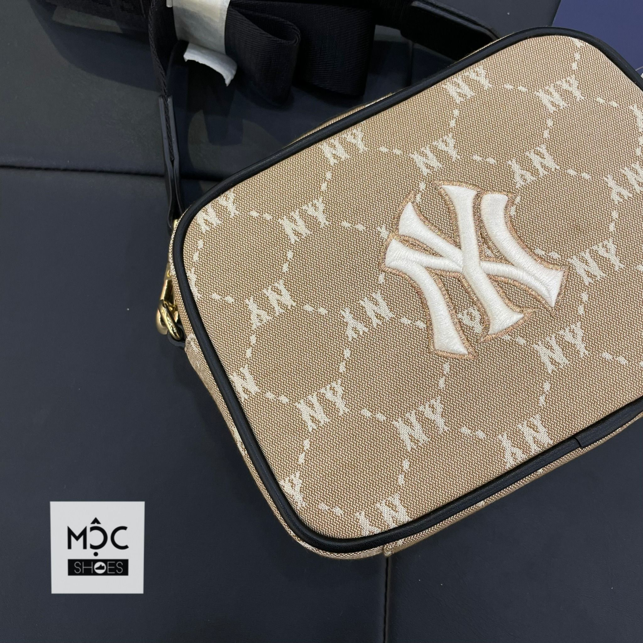 0755 - HÀNG CHÍNH HÃNG - TÚI ĐEO CHÉO ĐỰNG THẺ MLB DIAMOND MONOGRAM JQD NEW YORK YANKEES MÀU BE - *BEIGE* - CODE: 7ACRM012N - 50BGS