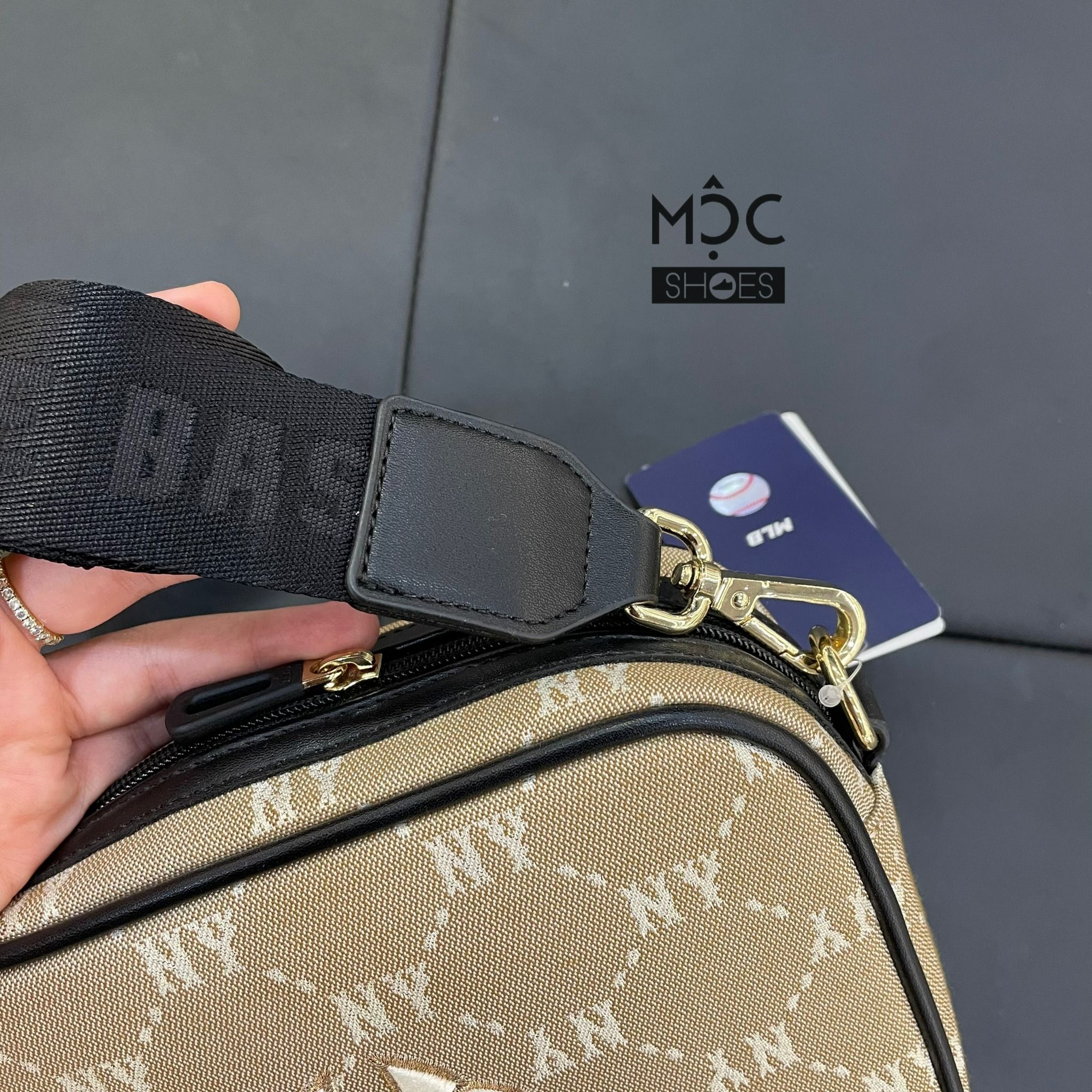 0755 - HÀNG CHÍNH HÃNG - TÚI ĐEO CHÉO ĐỰNG THẺ MLB DIAMOND MONOGRAM JQD NEW YORK YANKEES MÀU BE - *BEIGE* - CODE: 7ACRM012N - 50BGS