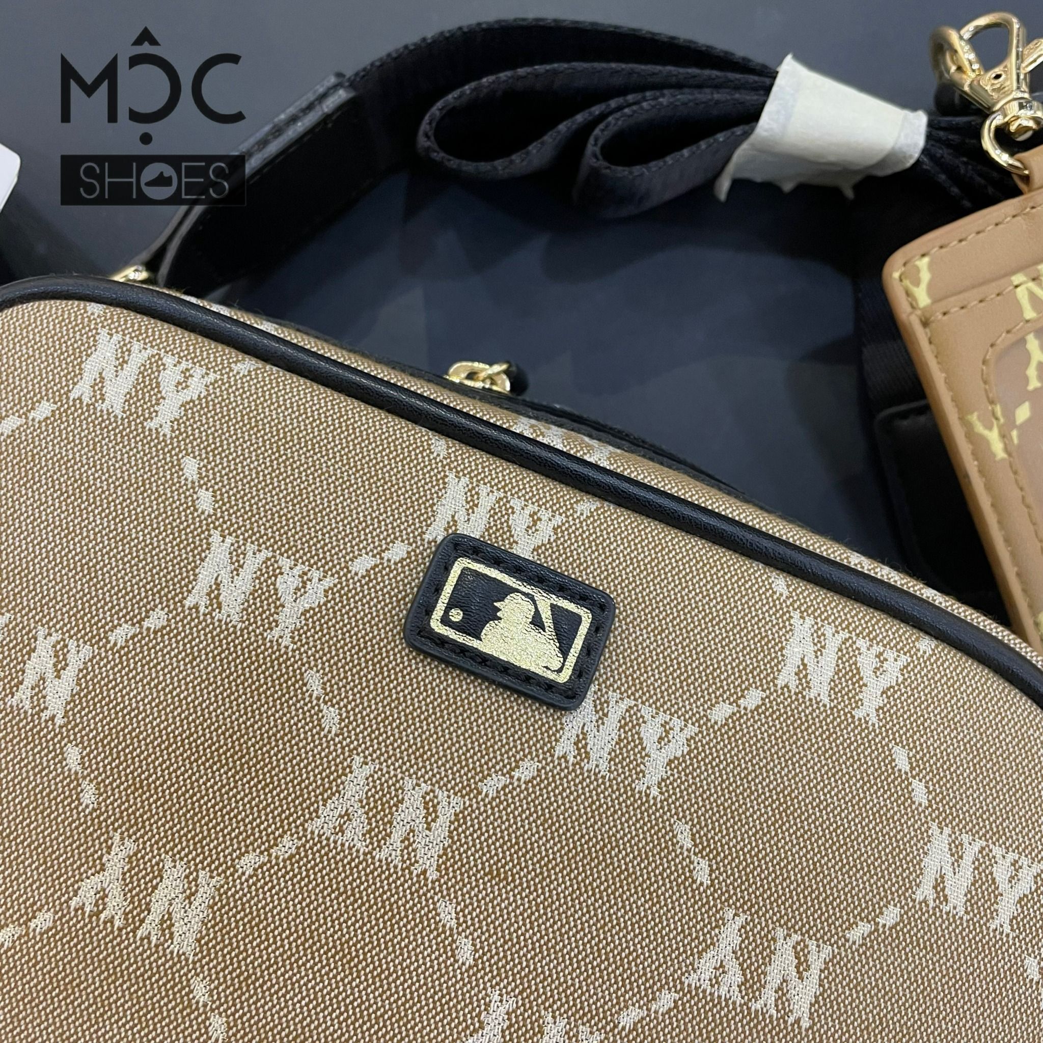 0755 - HÀNG CHÍNH HÃNG - TÚI ĐEO CHÉO ĐỰNG THẺ MLB DIAMOND MONOGRAM JQD NEW YORK YANKEES MÀU BE - *BEIGE* - CODE: 7ACRM012N - 50BGS
