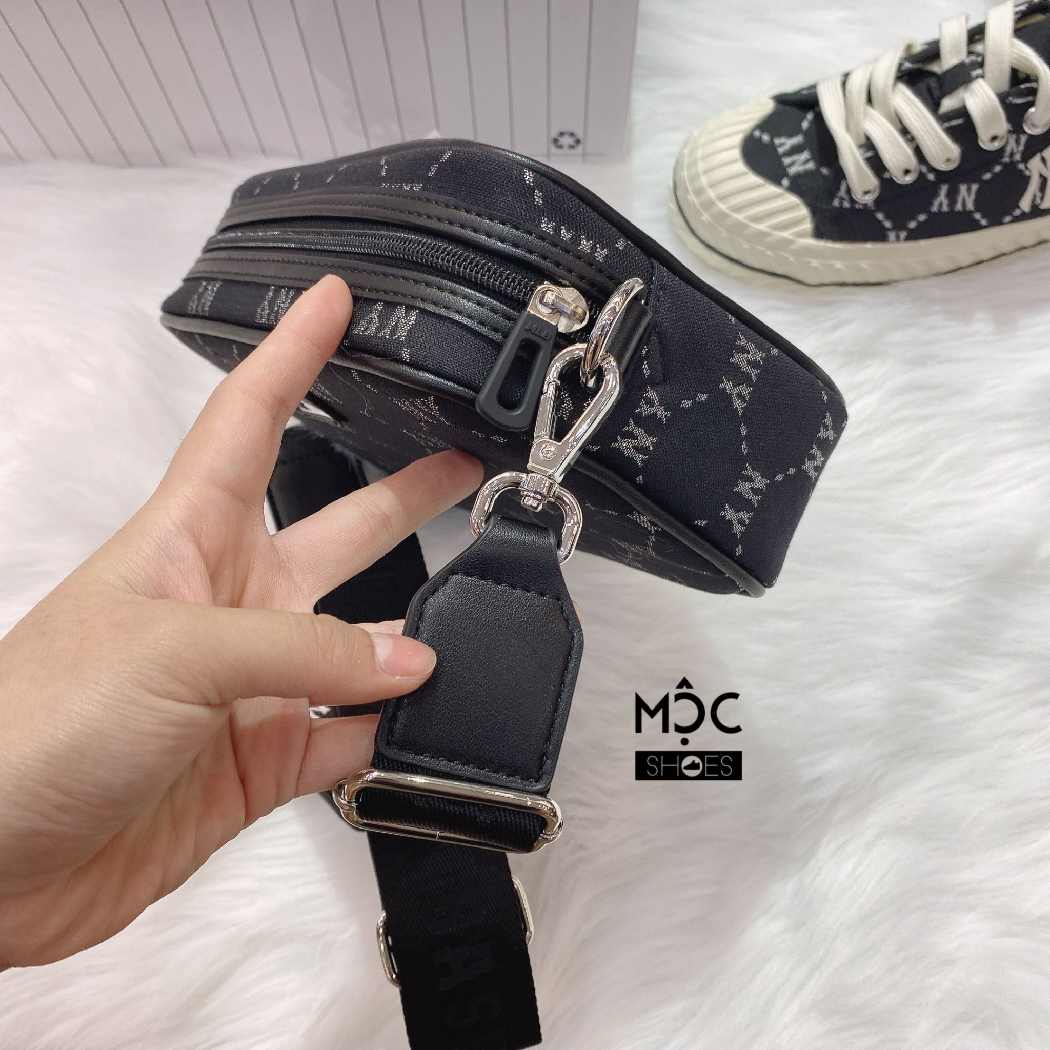0756 - HÀNG CHÍNH HÃNG - TÚI ĐEO CHÉO ĐỰNG THẺ MLB DIAMOND MONOGRAM JQD NEW YORK YANKEES MÀU ĐEN - *BLACK* - CODE: 7ACRM012N - 50BKS