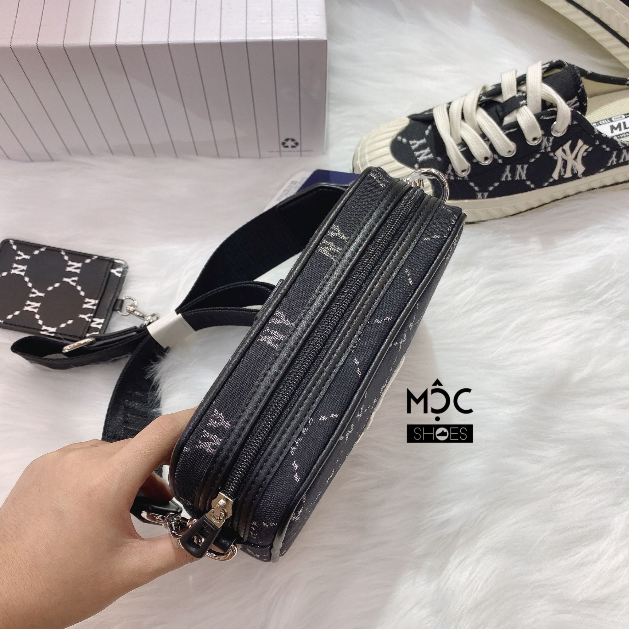 0756 - HÀNG CHÍNH HÃNG - TÚI ĐEO CHÉO ĐỰNG THẺ MLB DIAMOND MONOGRAM JQD NEW YORK YANKEES MÀU ĐEN - *BLACK* - CODE: 7ACRM012N - 50BKS