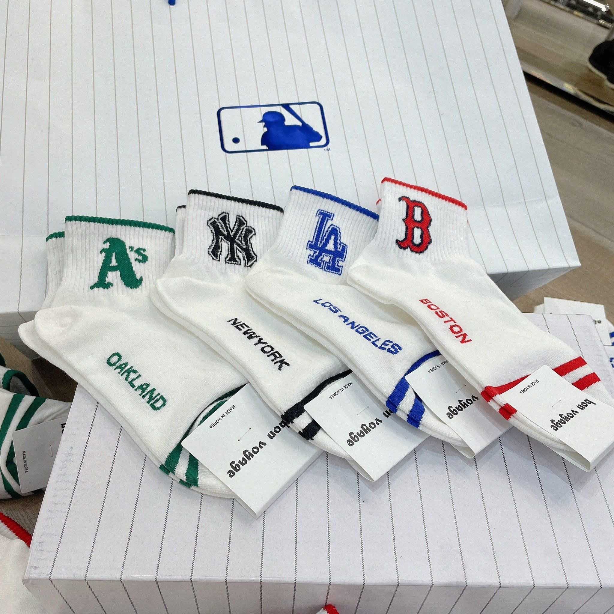 0805 - HÀNG CHÍNH HÃNG - VỚ TẤT KOREA X MLB CỔ LỬNG LOGO BOSTON ĐỎ 2022 - *WHITE*