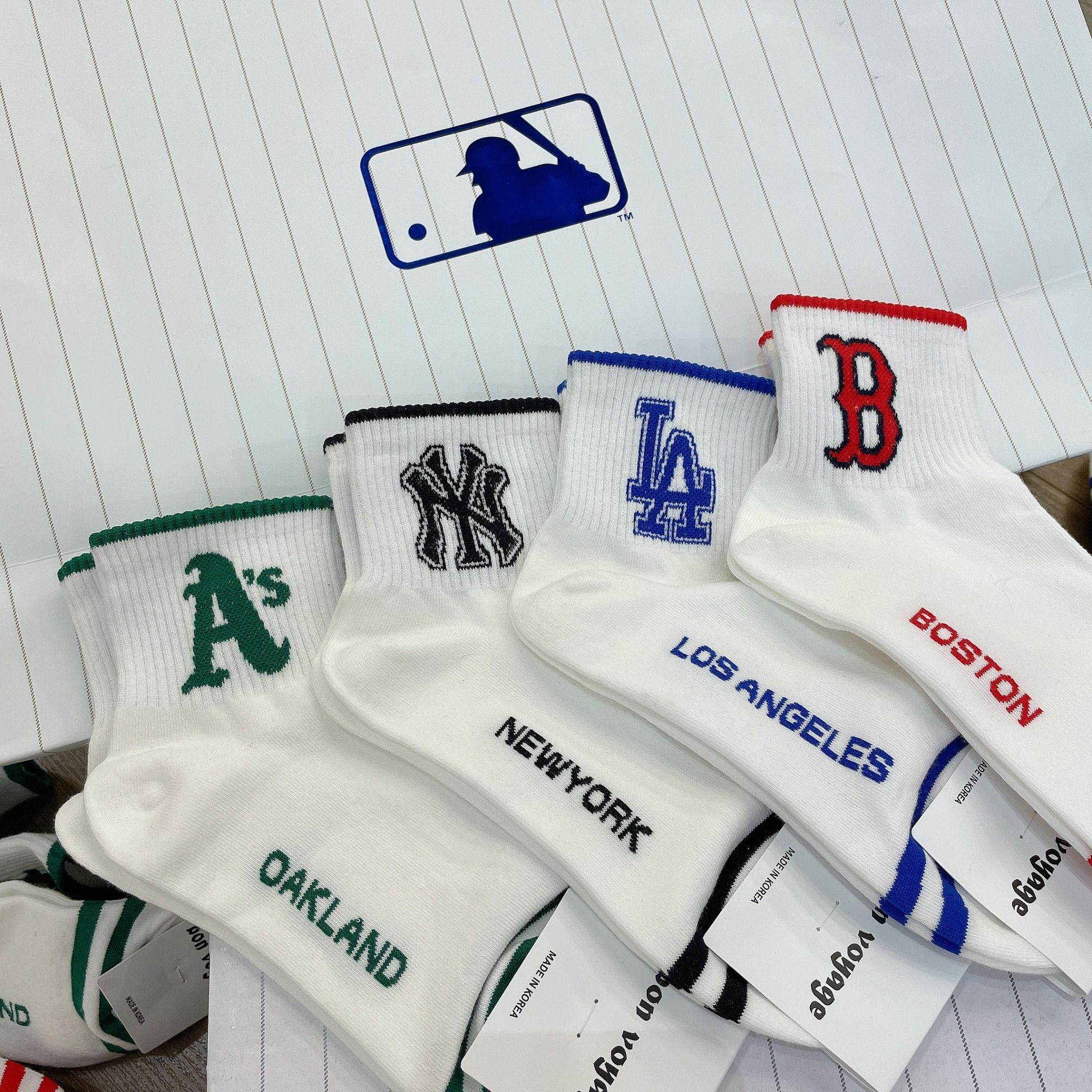 0805 - HÀNG CHÍNH HÃNG - VỚ TẤT KOREA X MLB CỔ LỬNG LOGO BOSTON ĐỎ 2022 - *WHITE*