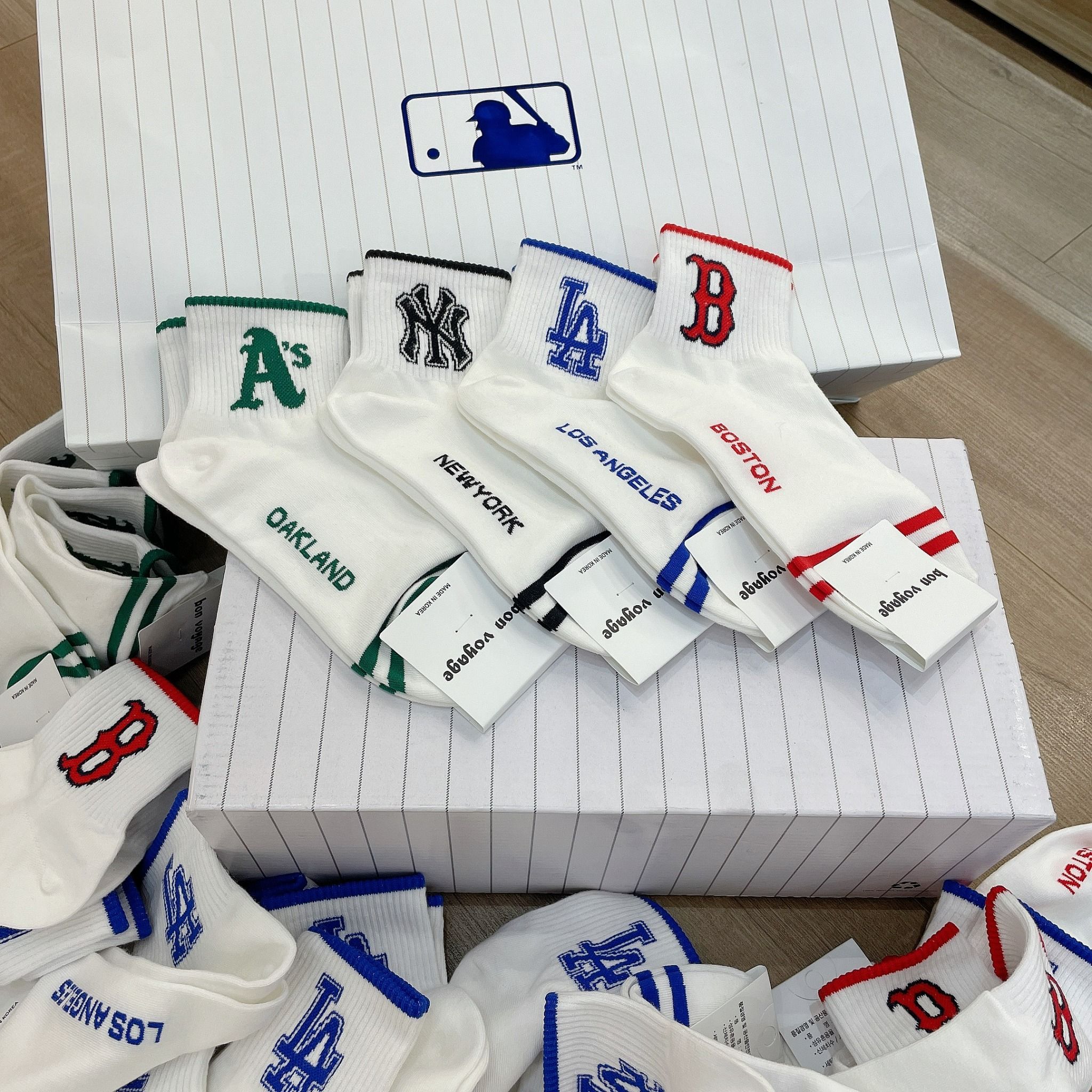 0804 - HÀNG CHÍNH HÃNG - VỚ TẤT KOREA X MLB CỔ LỬNG LOGO LA DODGERS XANH BLUE 2022 - *WHITE*