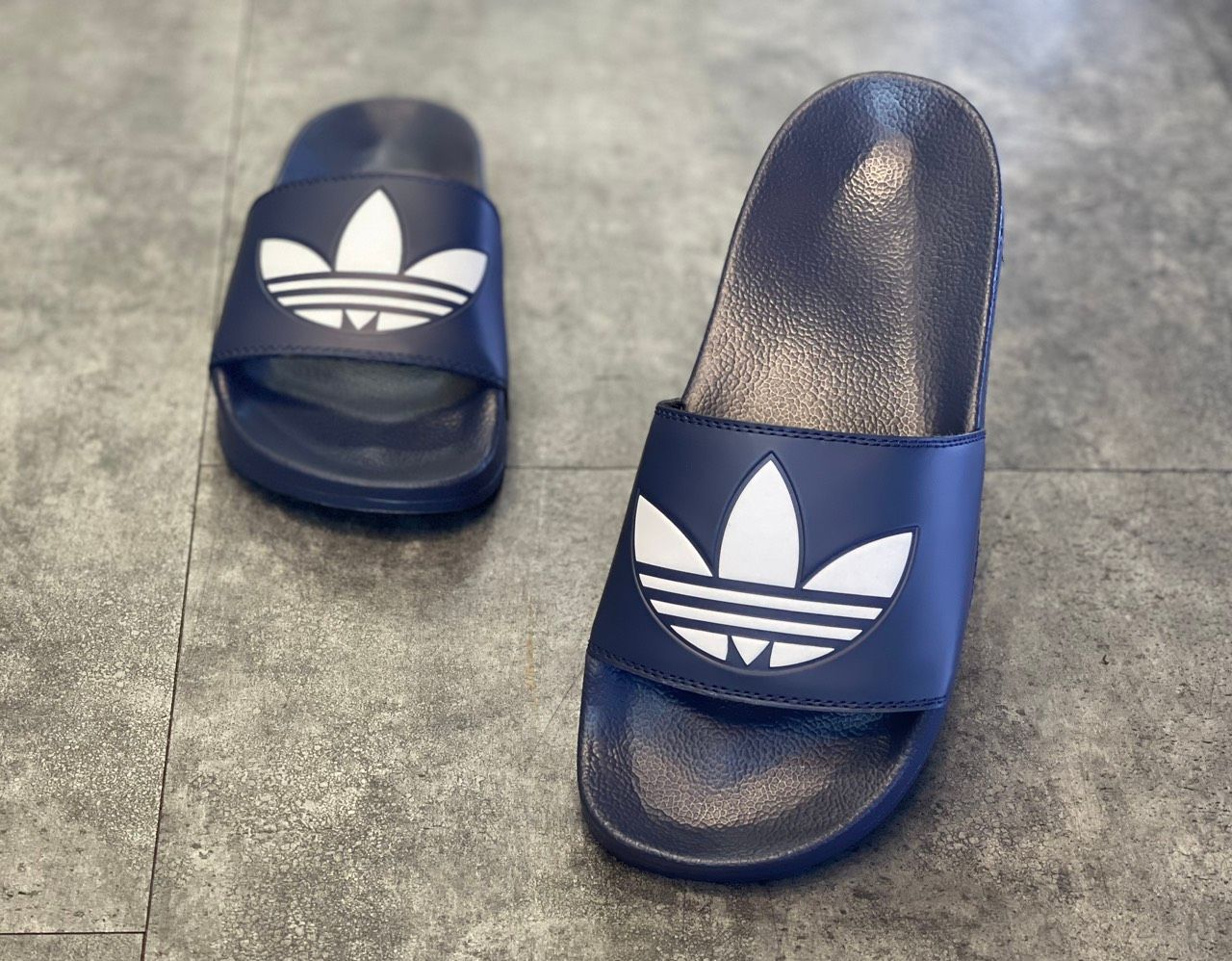 0799 - HÀNG CHÍNH HÃNG - DÉP ADIDAS ADILLETE SHOWER CỎ BA LÁ LITE MÀU NAVY - *NAVY* - CODE: GU8299
