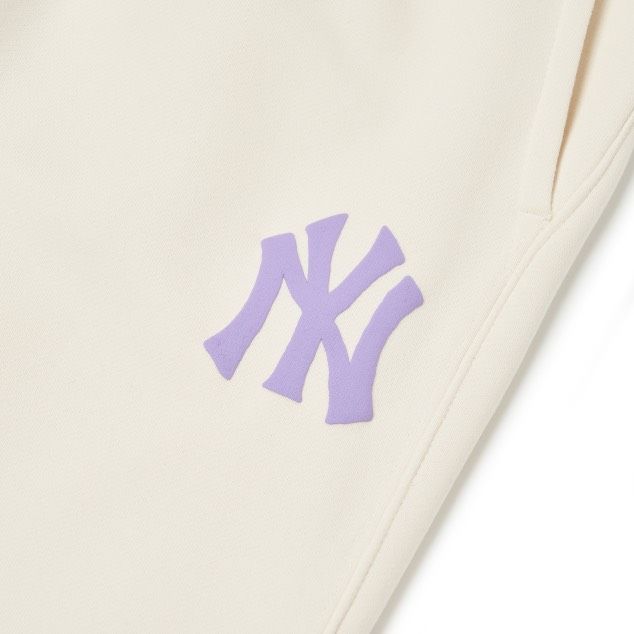 0819 - HÀNG CHÍNH HÃNG - QUẦN THỂ THAO JOGGER MLB LOGO NY IN NỔI TÍM MÀU TRẮNG KEM - *WHITE* - CODE: 3APTL0114-50CRS