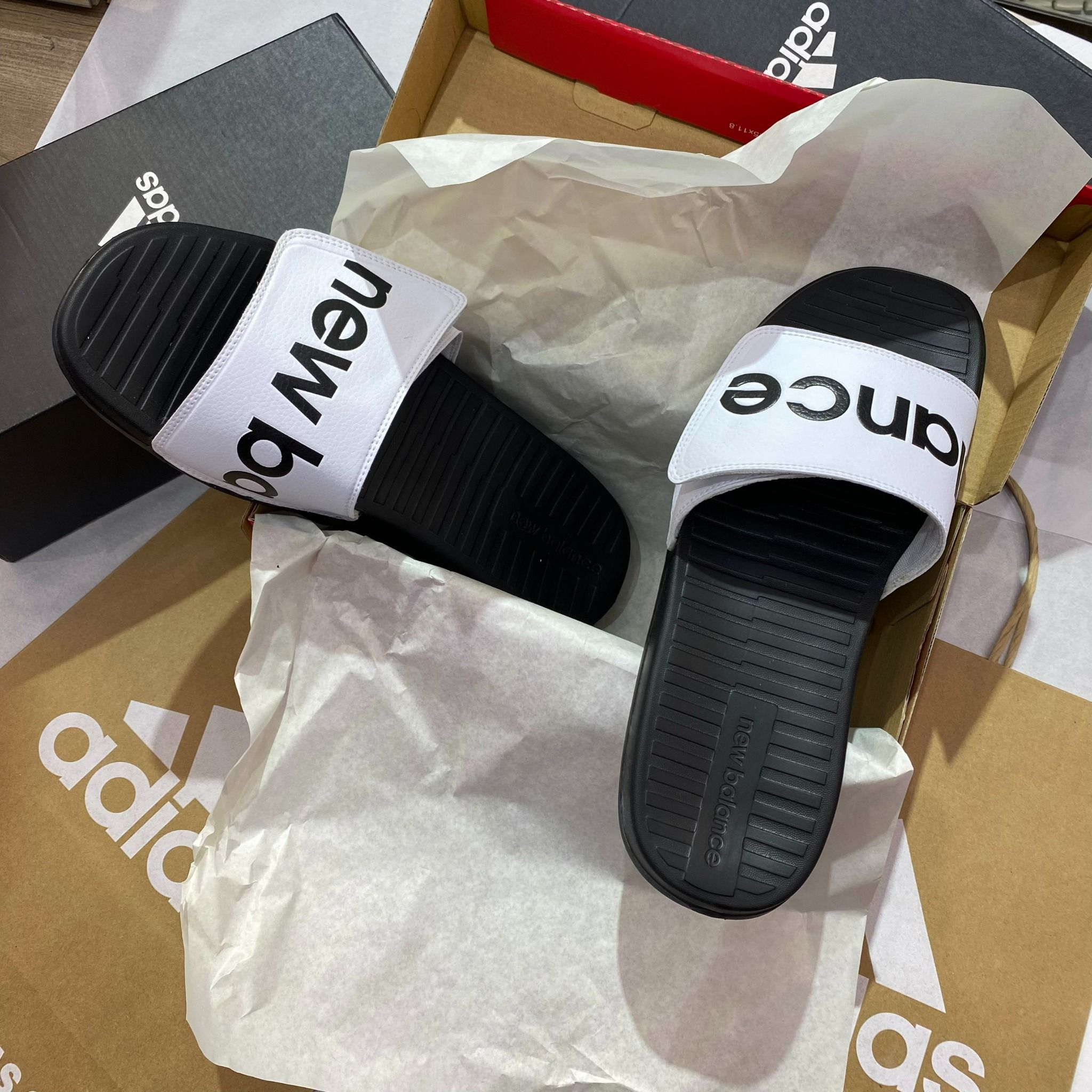 0846 - HÀNG CHÍNH HÃNG - DÉP QUAI DÁN NEW BALANCE MÀU TRẮNG CHỮ ĐEN - *WHITE* - CODE: SDL230WT