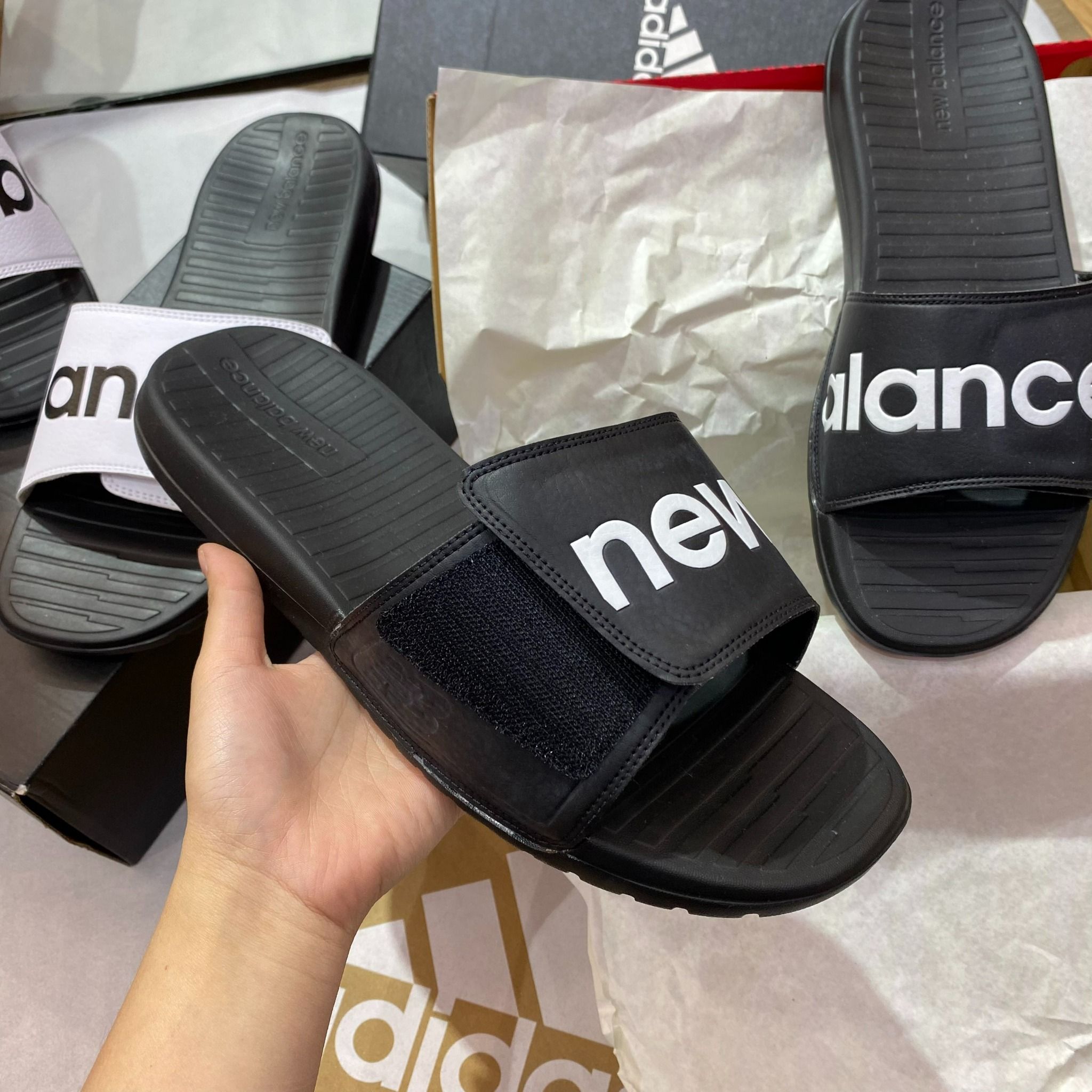 0847 - HÀNG CHÍNH HÃNG - DÉP QUAI DÁN NEW BALANCE MÀU ĐEN CHỮ TRẮNG - *BLACK* - CODE: SDL230BK