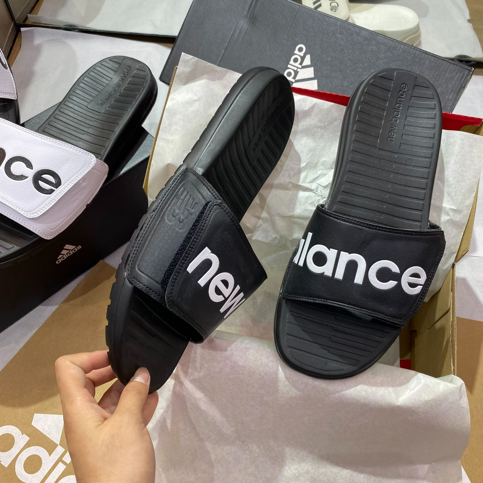 0847 - HÀNG CHÍNH HÃNG - DÉP QUAI DÁN NEW BALANCE MÀU ĐEN CHỮ TRẮNG - *BLACK* - CODE: SDL230BK