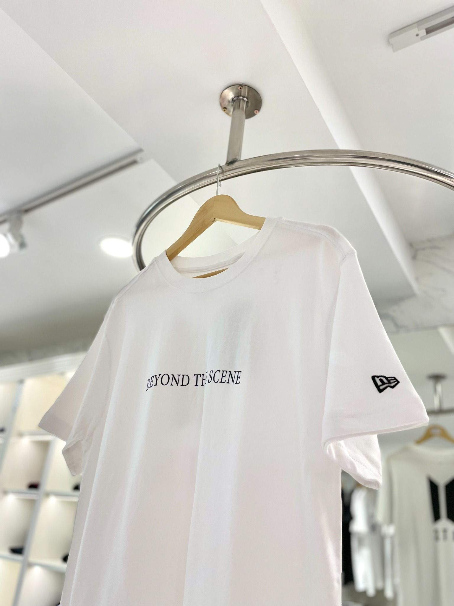 0890 - HÀNG CHÍNH HÃNG - ÁO THUN NEW ERA x BTS- BEYOND THE SCENE *TRẮNG *