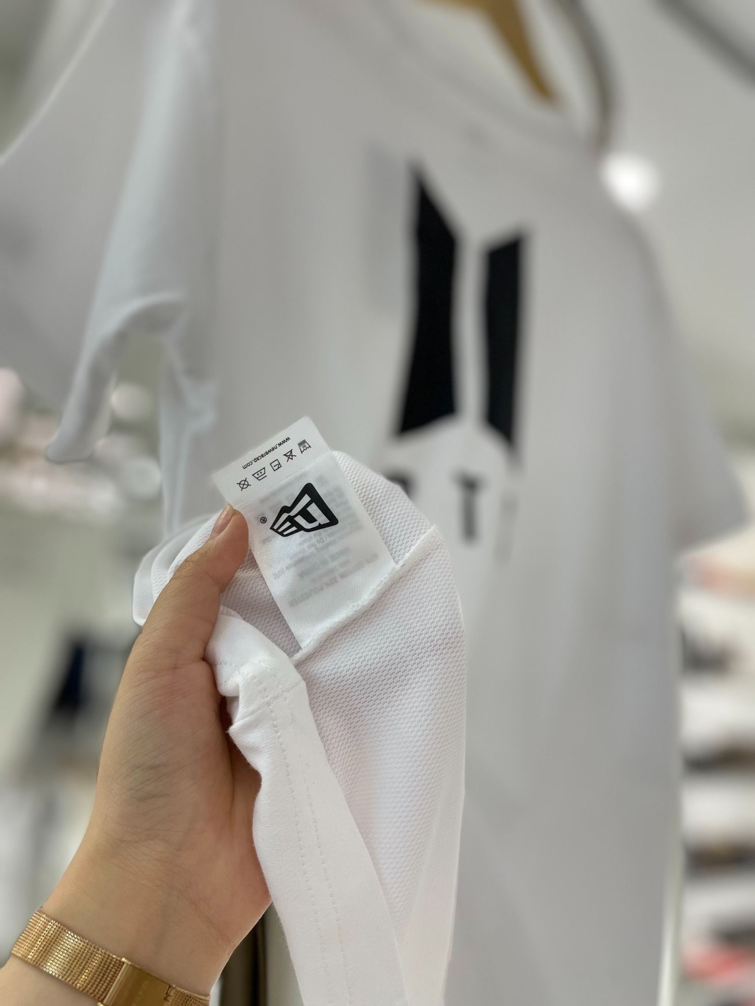 0890 - HÀNG CHÍNH HÃNG - ÁO THUN NEW ERA x BTS- BEYOND THE SCENE *TRẮNG *