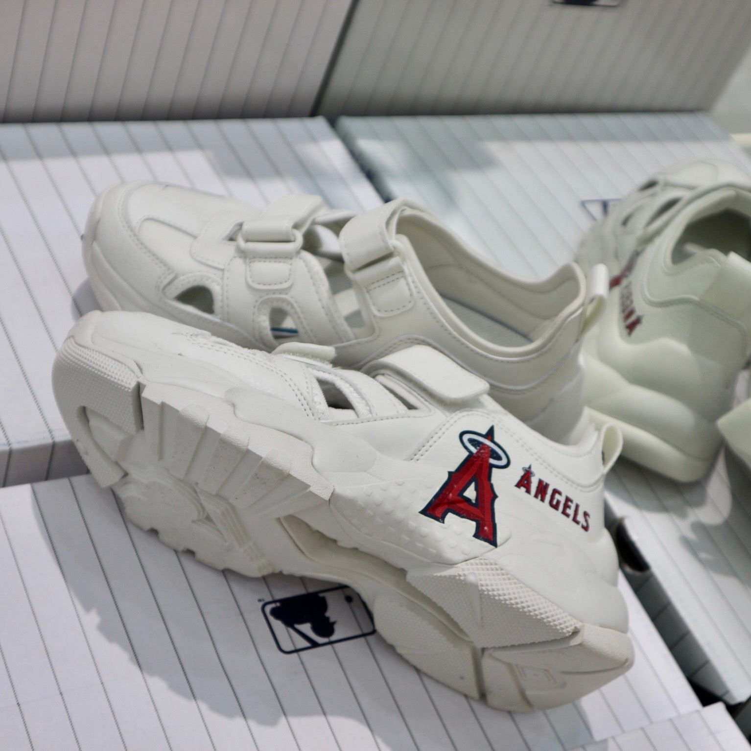 0914 - HÀNG CHÍNH HÃNG - Giày Sandal MLB - Angels - * TRẮNG ĐỎ * CODE : 3ASDCH133-41IVS