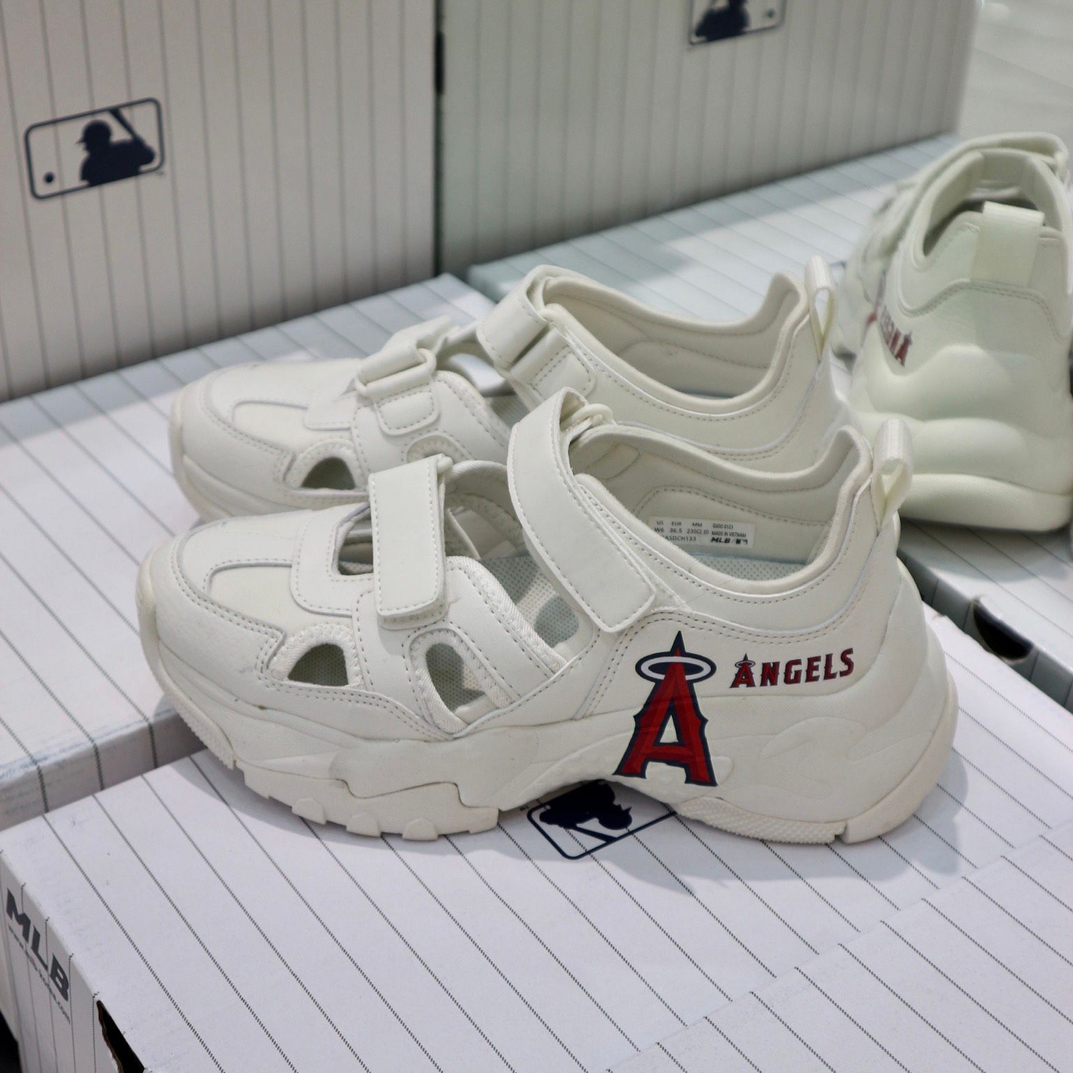 0914 - HÀNG CHÍNH HÃNG - Giày Sandal MLB - Angels - * TRẮNG ĐỎ * CODE : 3ASDCH133-41IVS
