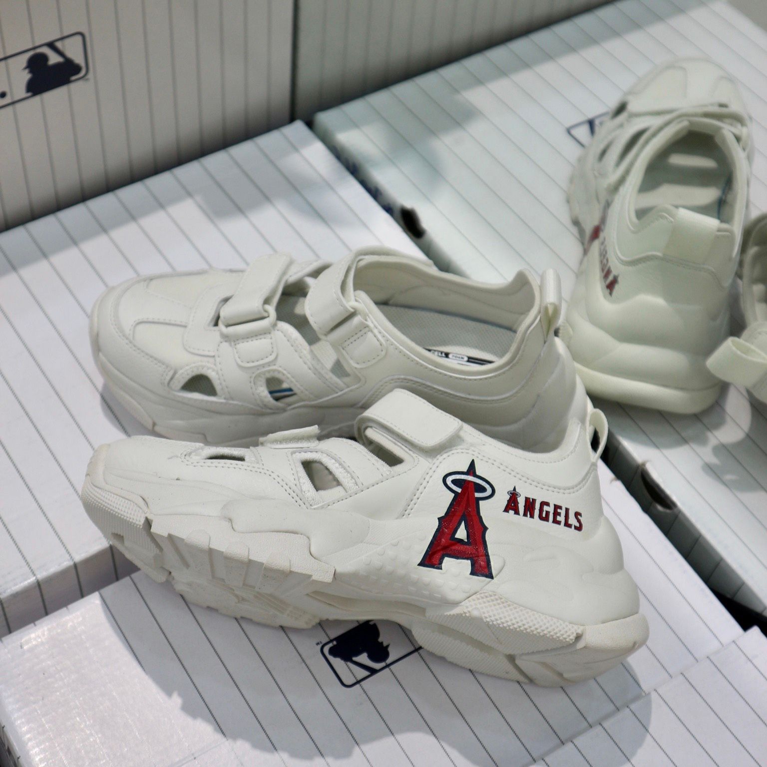 0914 - HÀNG CHÍNH HÃNG - Giày Sandal MLB - Angels - * TRẮNG ĐỎ * CODE : 3ASDCH133-41IVS
