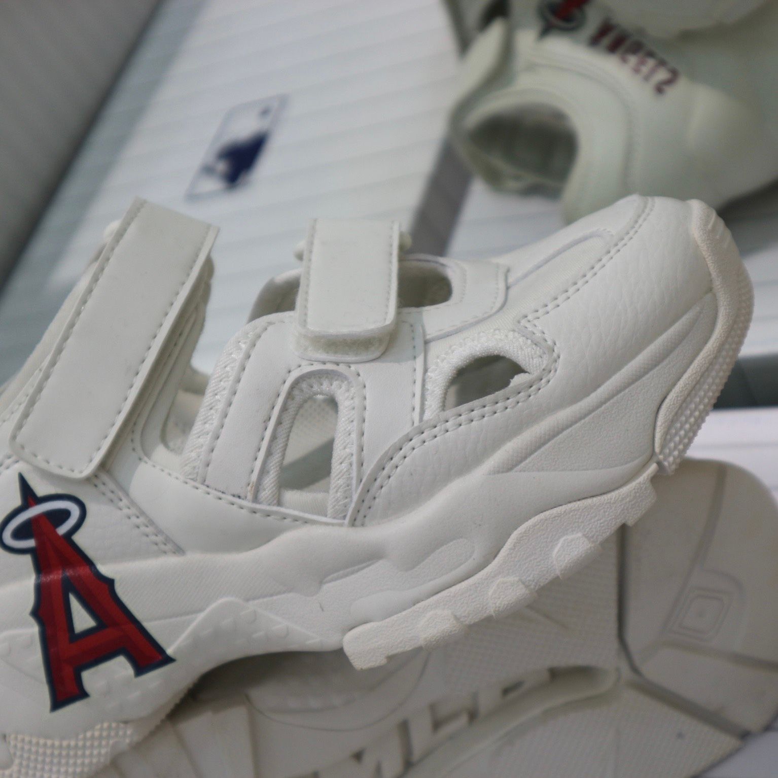 0914 - HÀNG CHÍNH HÃNG - Giày Sandal MLB - Angels - * TRẮNG ĐỎ * CODE : 3ASDCH133-41IVS