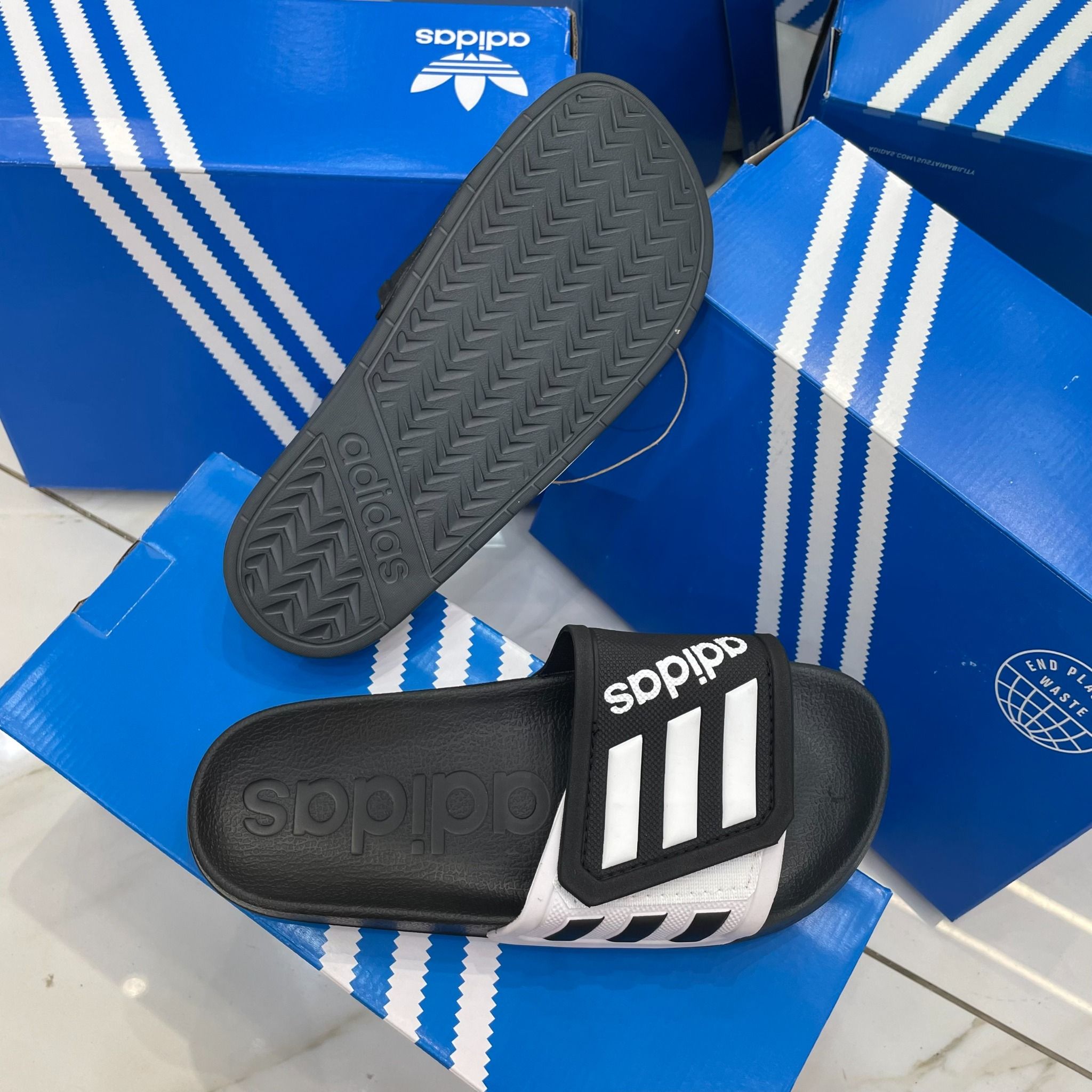 0996 - HÀNG CHÍNH HÃNG - DÉP ADIDAS TND * MÀU ĐEN QUAI TRẮNG * - CODE: GZ5933