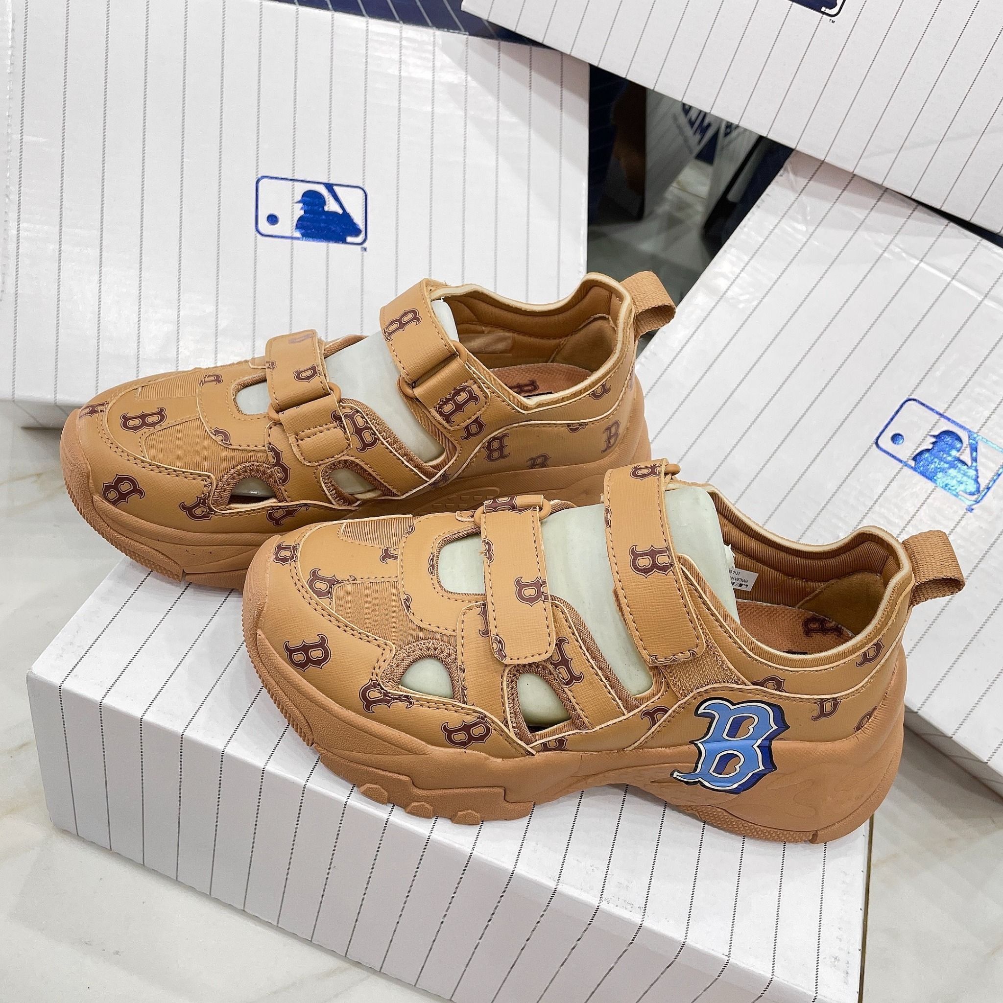 1017 - HÀNG CHÍNH HÃNG - GIÀY SANDAL - MLB BIGBALL CHUNKY MASK MONOTIVE BOSTON RED SOX SAND - CODE: 3ASDCMV33-43SAS