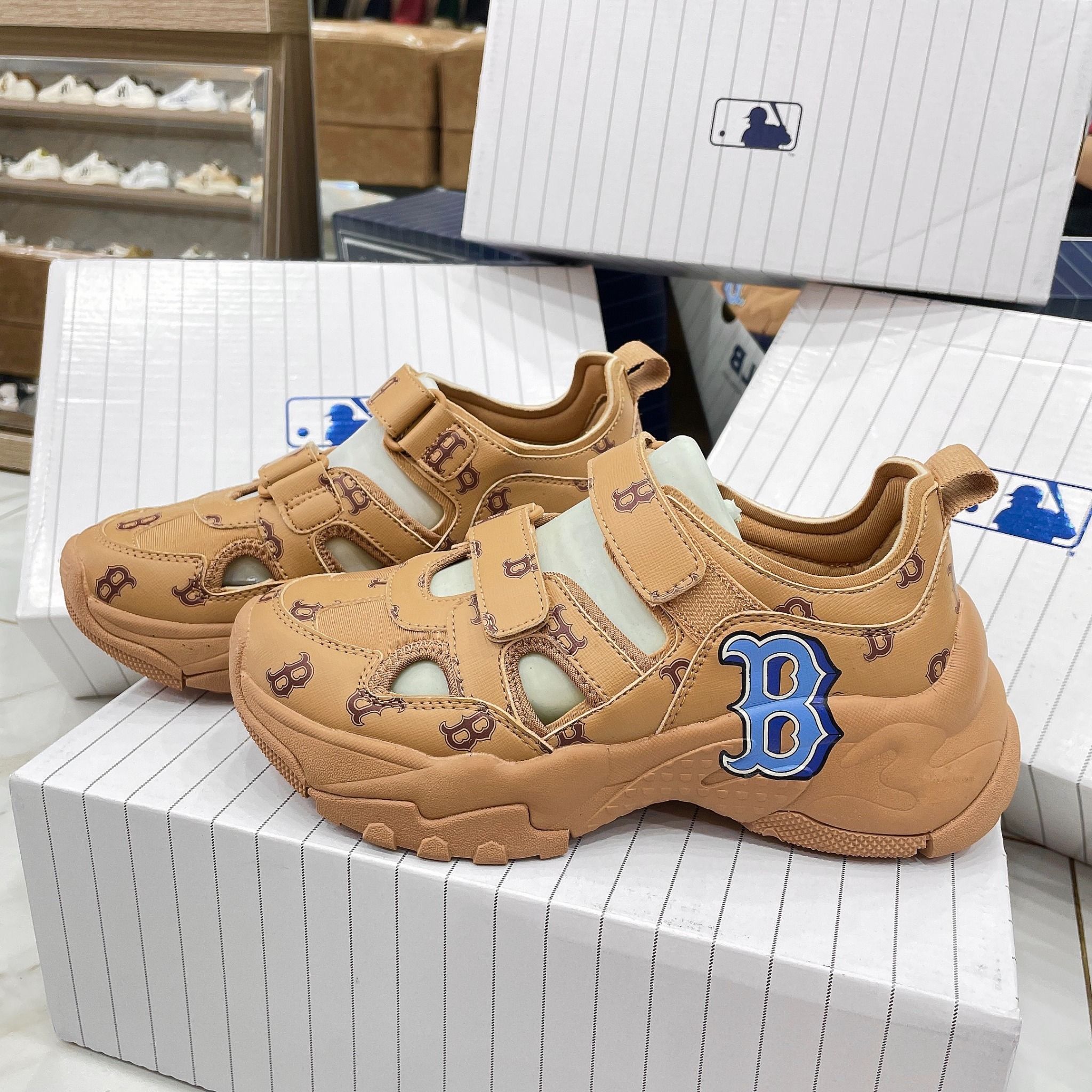 1017 - HÀNG CHÍNH HÃNG - GIÀY SANDAL - MLB BIGBALL CHUNKY MASK MONOTIVE BOSTON RED SOX SAND - CODE: 3ASDCMV33-43SAS