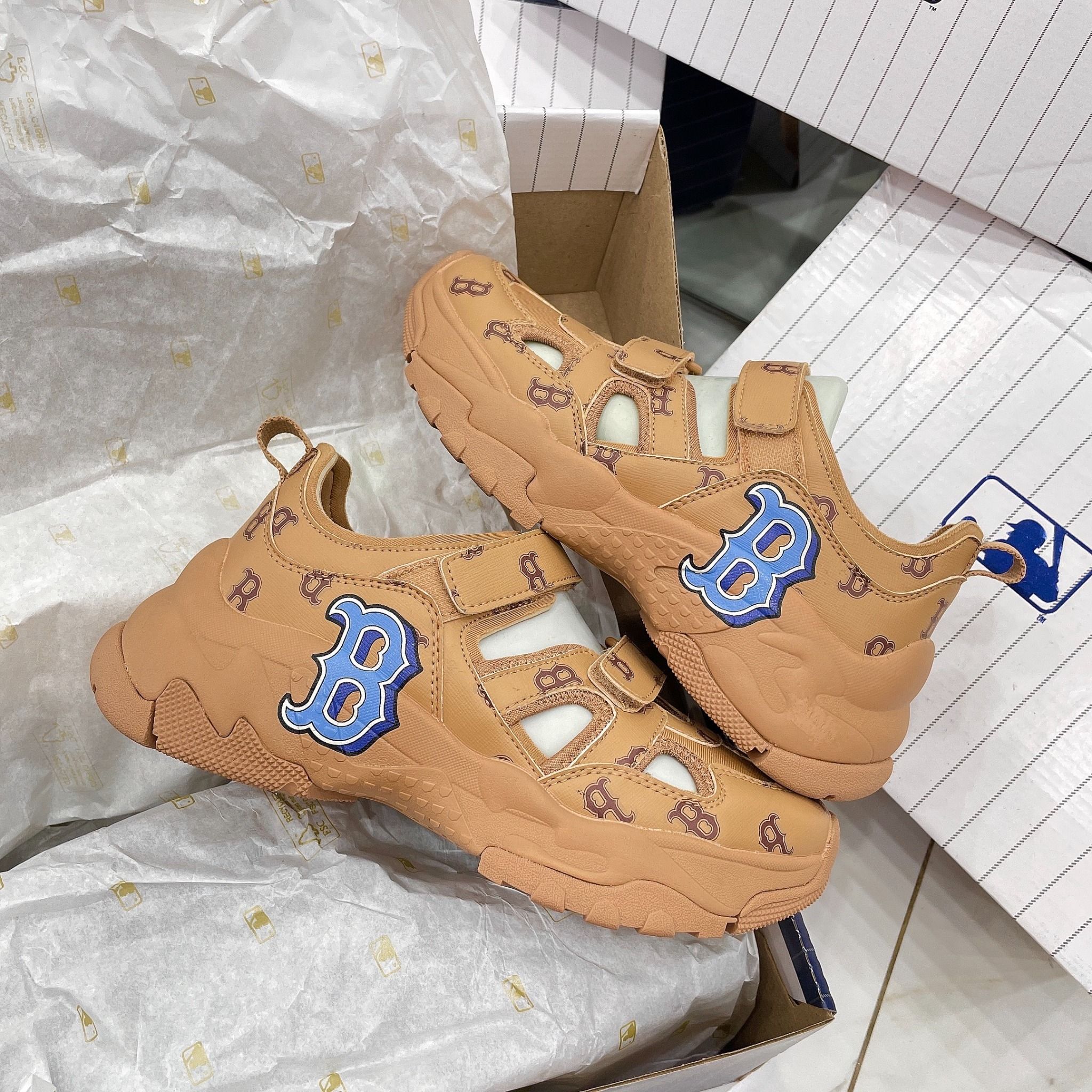 1017 - HÀNG CHÍNH HÃNG - GIÀY SANDAL - MLB BIGBALL CHUNKY MASK MONOTIVE BOSTON RED SOX SAND - CODE: 3ASDCMV33-43SAS
