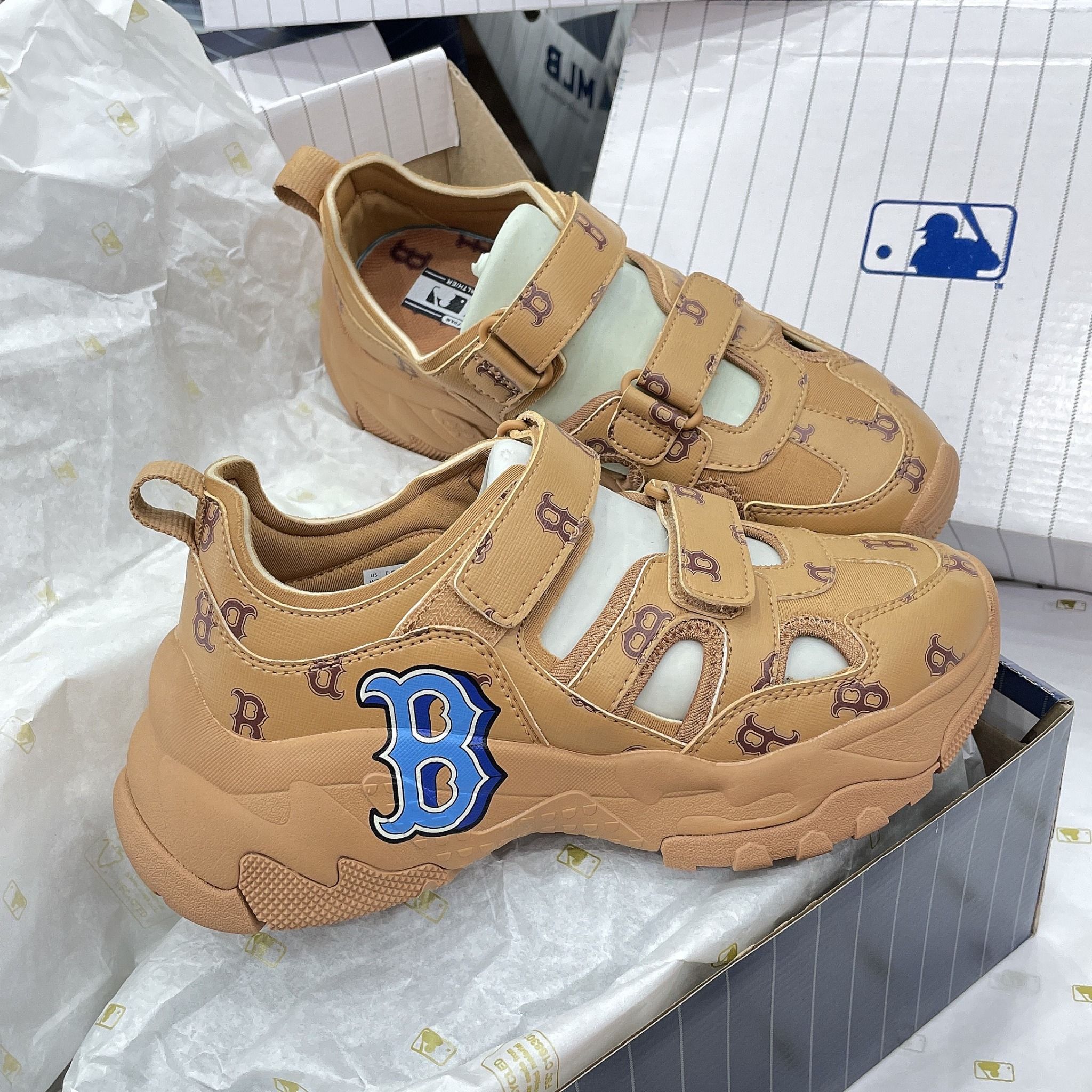 1017 - HÀNG CHÍNH HÃNG - GIÀY SANDAL - MLB BIGBALL CHUNKY MASK MONOTIVE BOSTON RED SOX SAND - CODE: 3ASDCMV33-43SAS