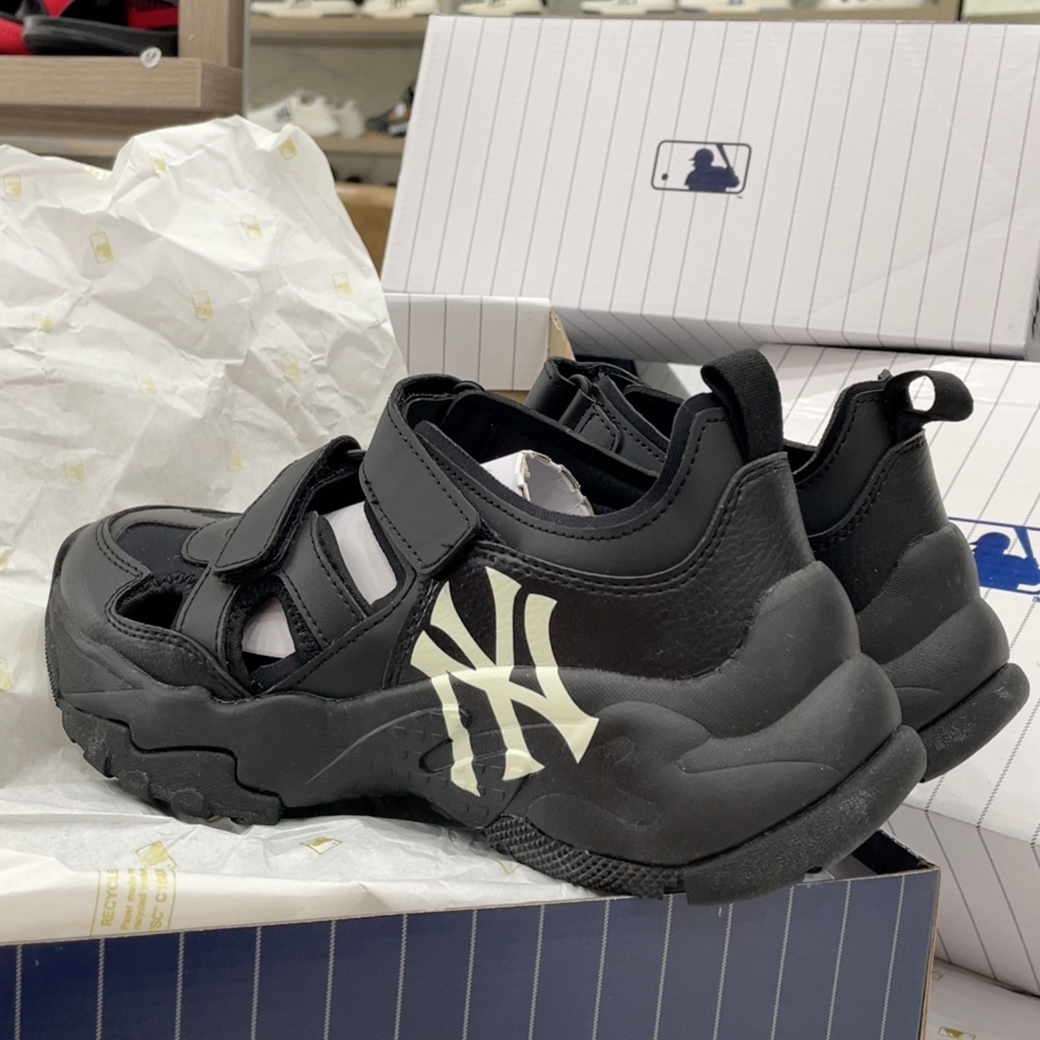 1020 - HÀNG CHÍNH HÃNG - GIÀY SANDAL - MLB Big Ball Chunky Mask New York Yankees- Màu đen - Code: 3ASDCH133-50BKS