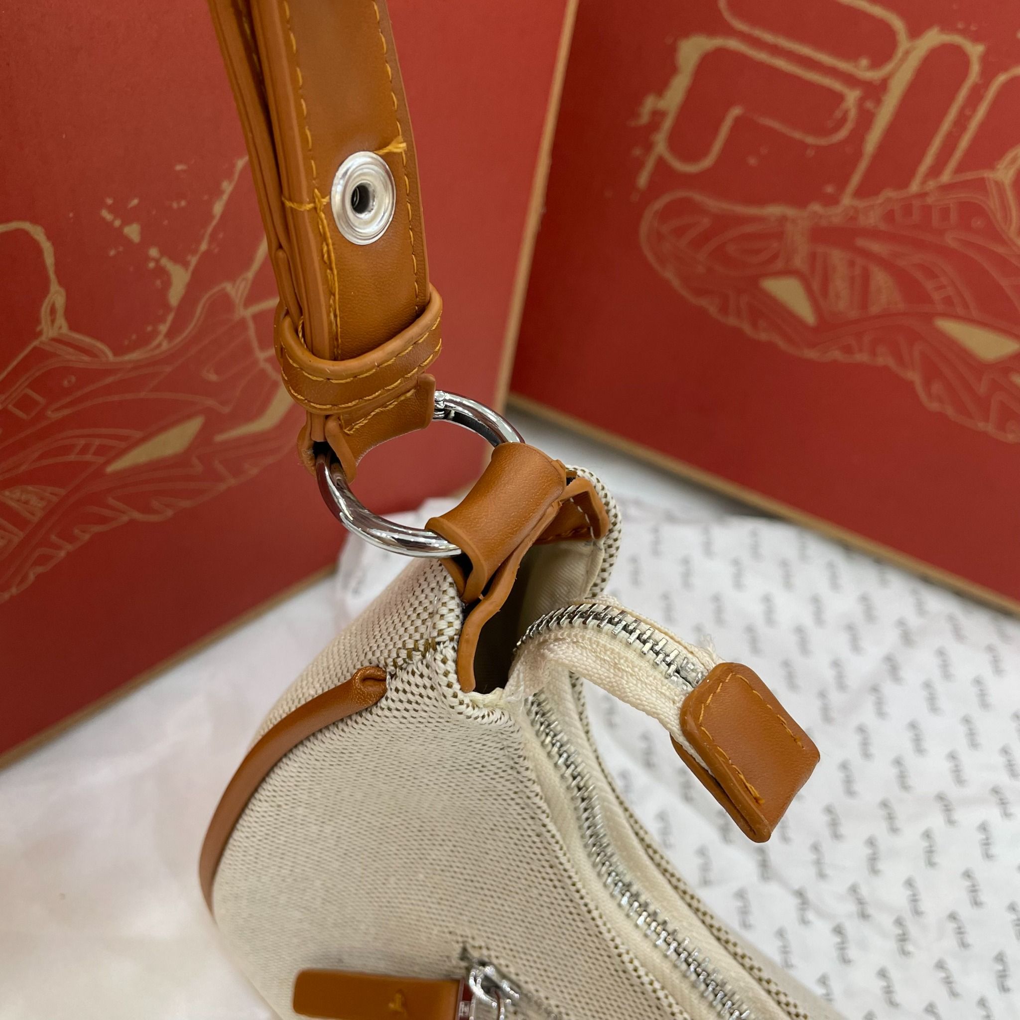 1025 - HÀNG CHÍNH HÃNG - TÚI KẸP NÁCH HOBO FILA CREAM CODE: 50DB6ACFDE7525GS