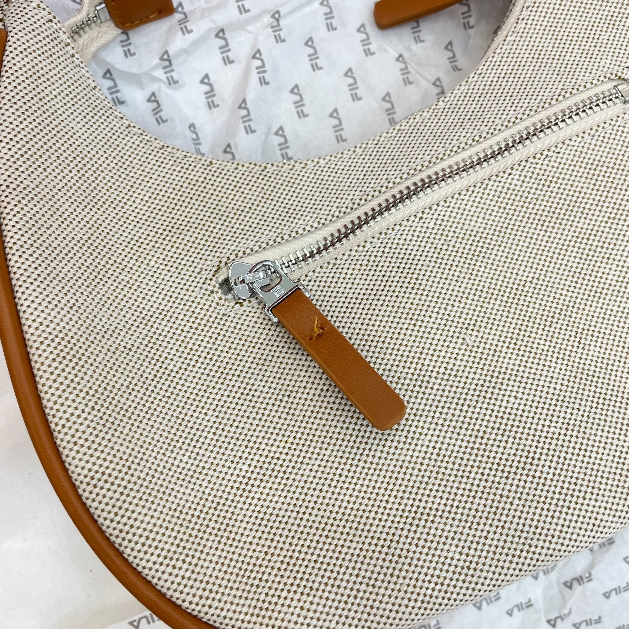 1025 - HÀNG CHÍNH HÃNG - TÚI KẸP NÁCH HOBO FILA CREAM CODE: 50DB6ACFDE7525GS