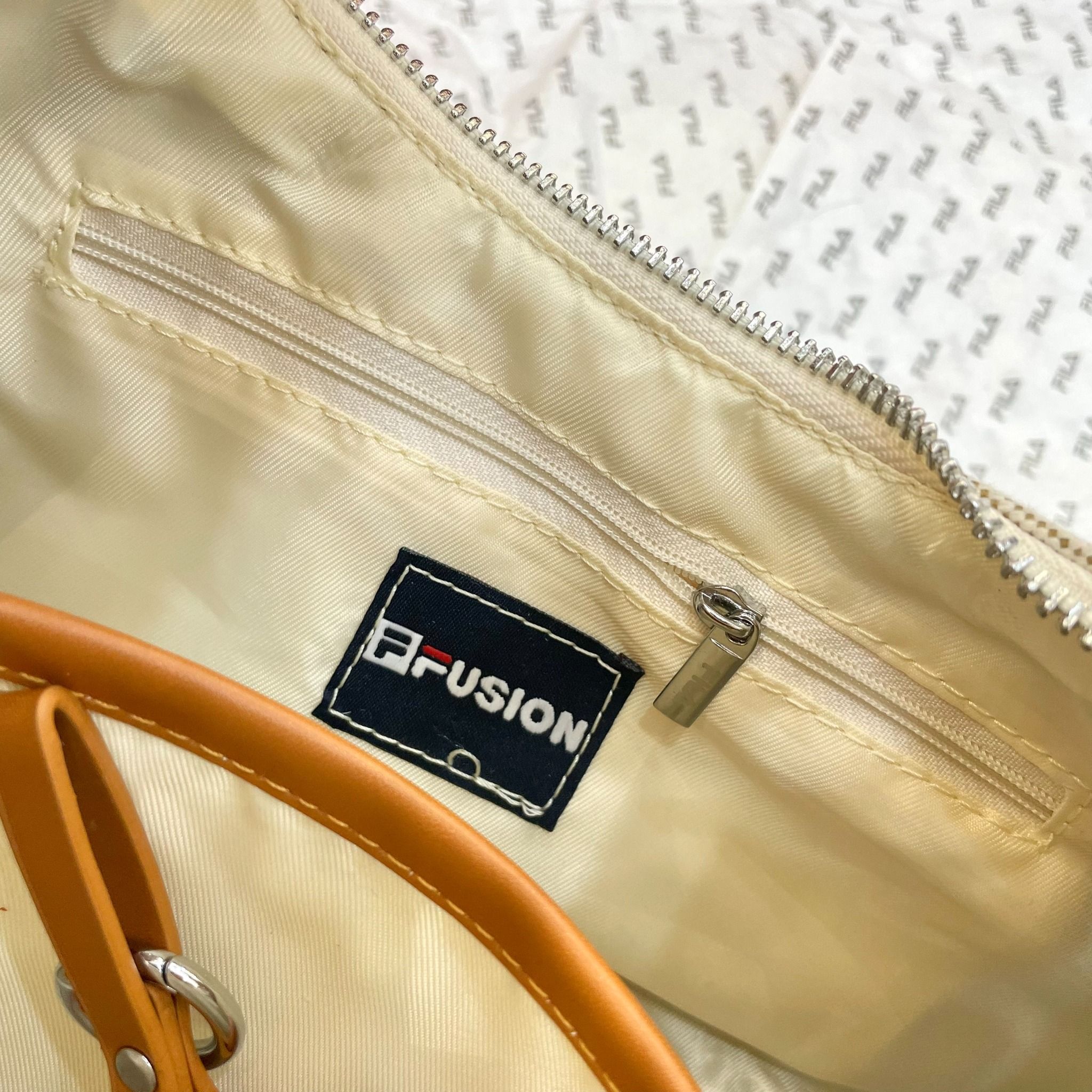 1025 - HÀNG CHÍNH HÃNG - TÚI KẸP NÁCH HOBO FILA CREAM CODE: 50DB6ACFDE7525GS