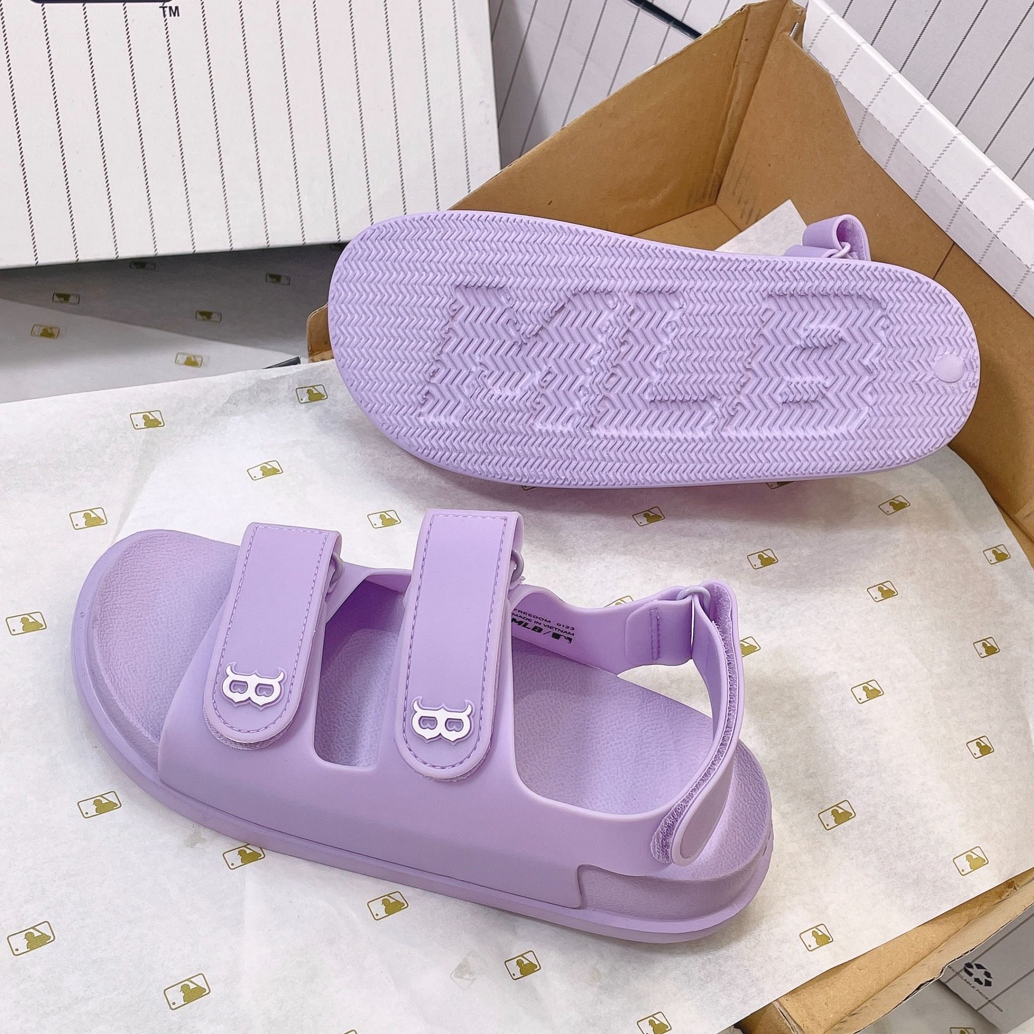 1028 - HÀNG CHÍNH HÃNG - GIÀY SANDAL MLB - TÍM TRƠN - QUAI NHỰA