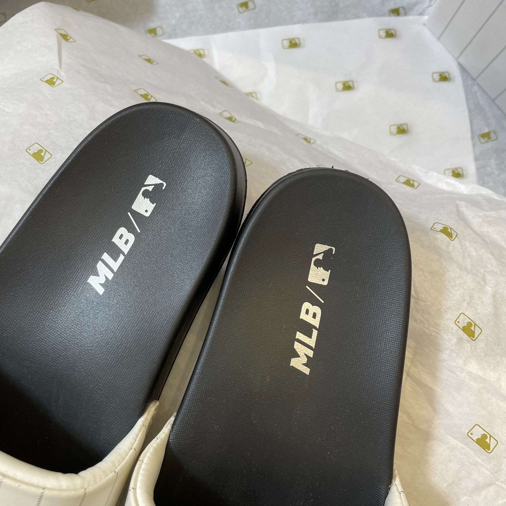 1040 - HÀNG CHÍNH HÃNG - DÉP MLB SLIDER - ĐEN QUAI TRẮNG - CODE: 32SHH2011-50W