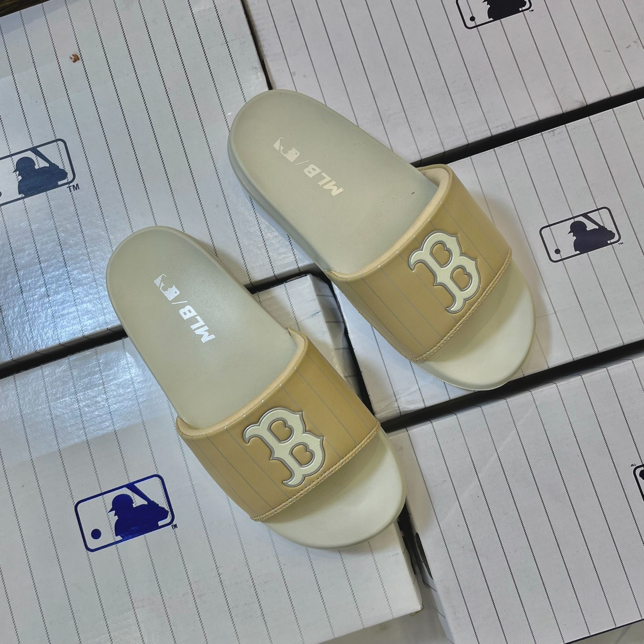 1042 - HÀNG CHÍNH HÃNG - DÉP MLB SLIDES - BE QUAI VÀNG - CODE: 3ALPAD333-43BGD