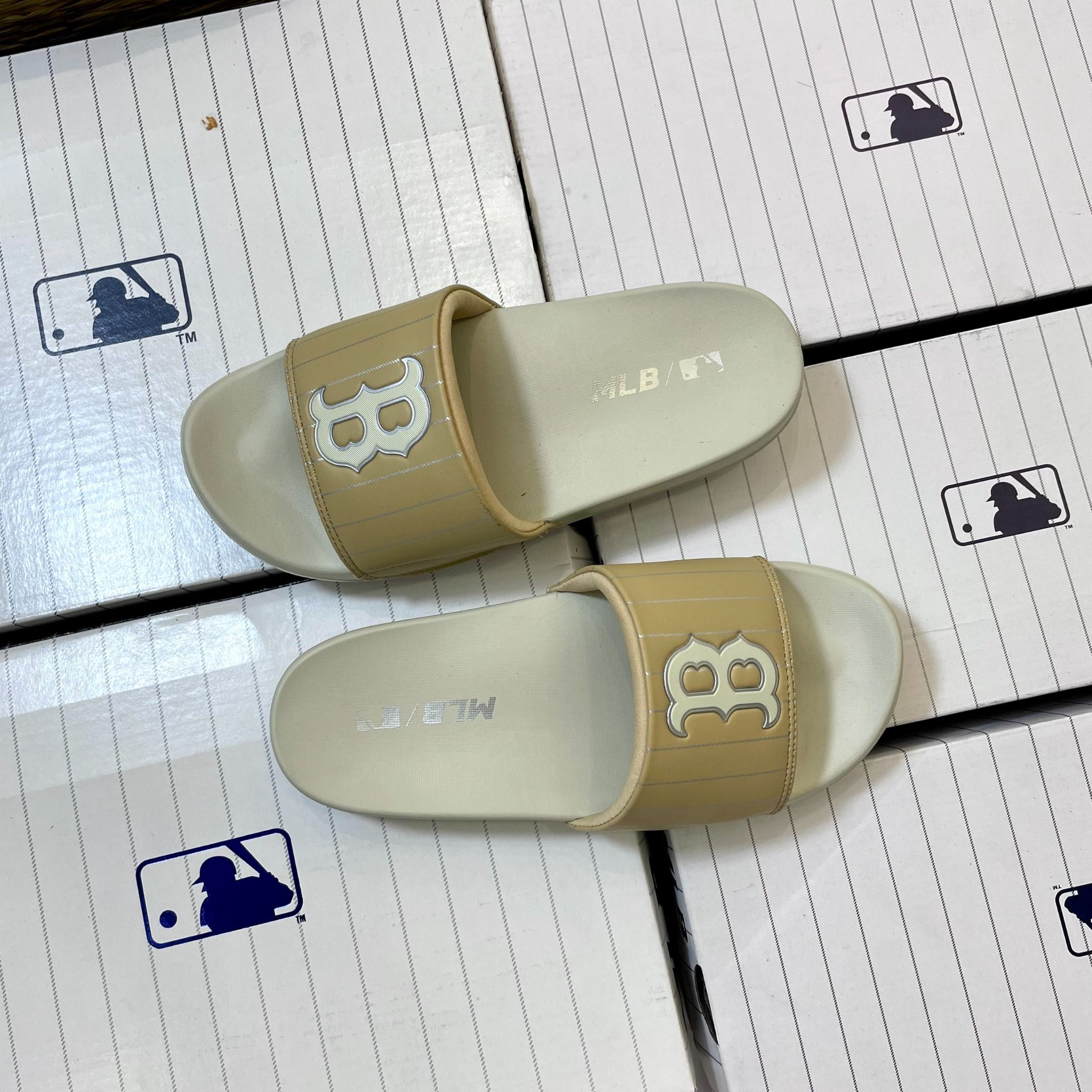1042 - HÀNG CHÍNH HÃNG - DÉP MLB SLIDES - BE QUAI VÀNG - CODE: 3ALPAD333-43BGD