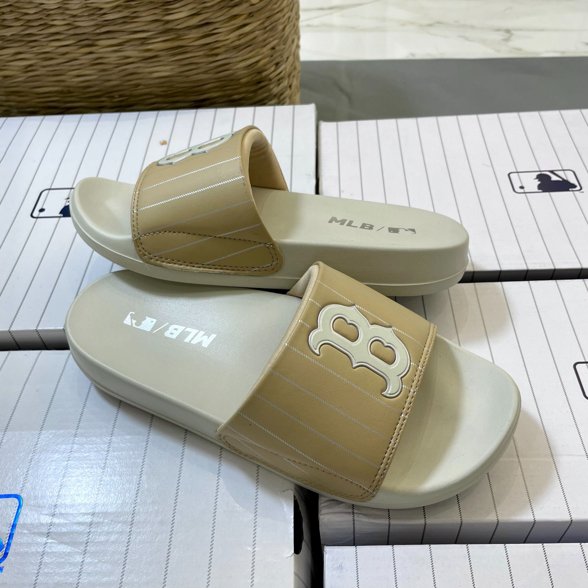 1042 - HÀNG CHÍNH HÃNG - DÉP MLB SLIDES - BE QUAI VÀNG - CODE: 3ALPAD333-43BGD