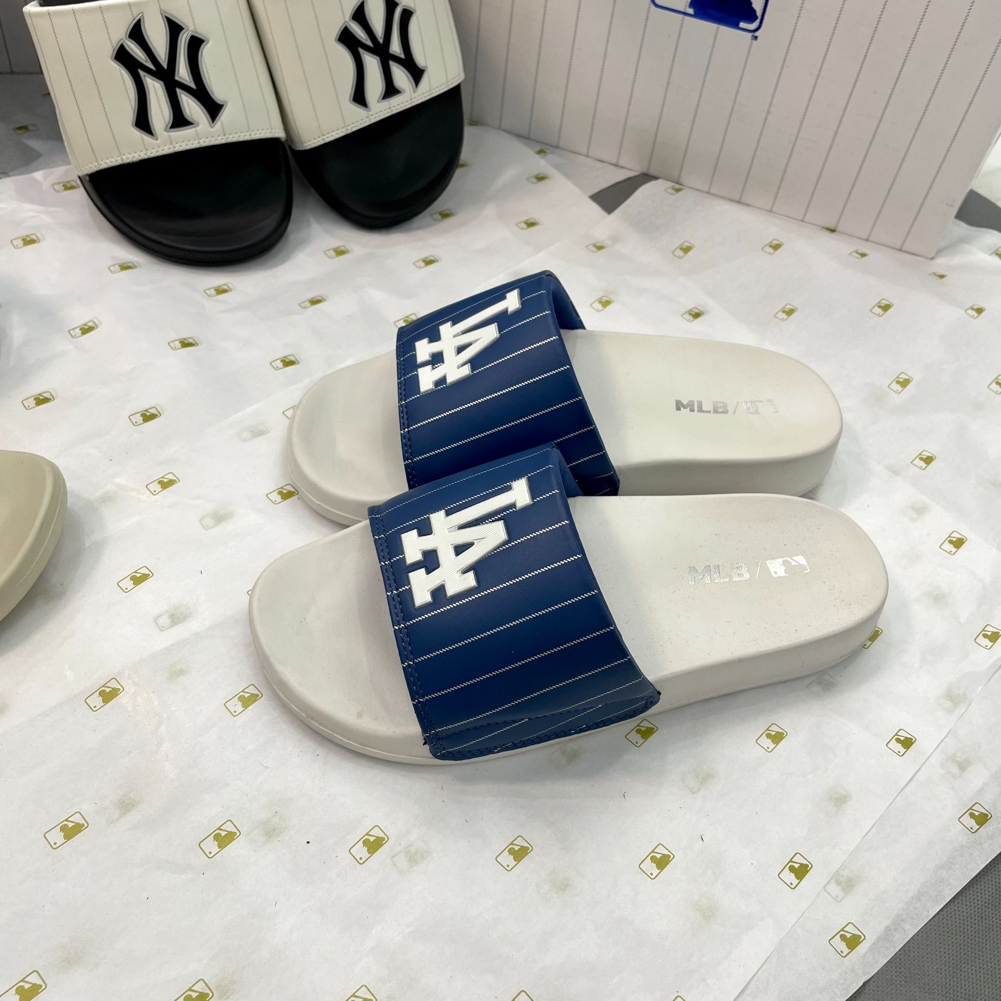 1043 - HÀNG CHÍNH HÃNG - DÉP MLB SLIDES - TRẮNG QUAI XANH LA - CODE: 3ALPAD333-07NYL