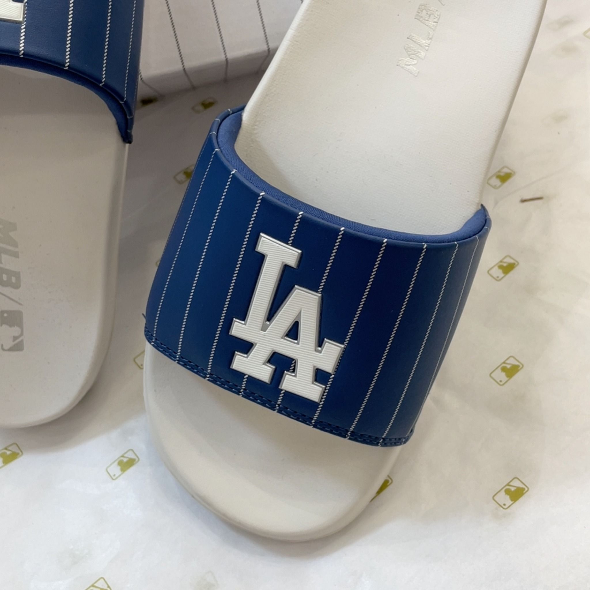 1043 - HÀNG CHÍNH HÃNG - DÉP MLB SLIDES - TRẮNG QUAI XANH LA - CODE: 3ALPAD333-07NYL