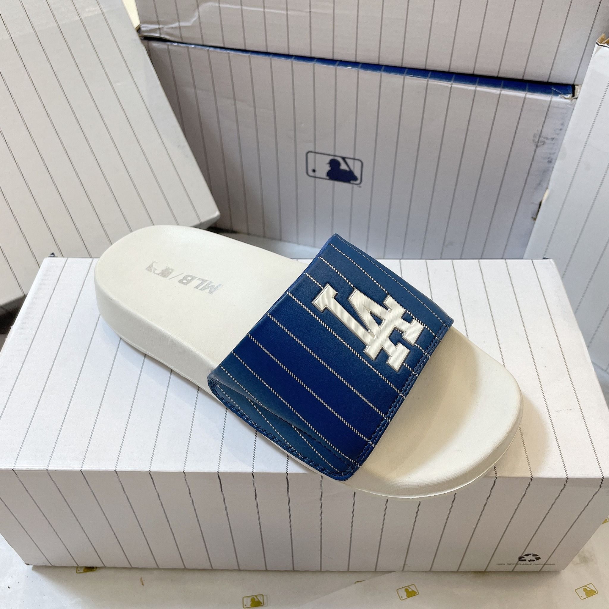 1043 - HÀNG CHÍNH HÃNG - DÉP MLB SLIDES - TRẮNG QUAI XANH LA - CODE: 3ALPAD333-07NYL