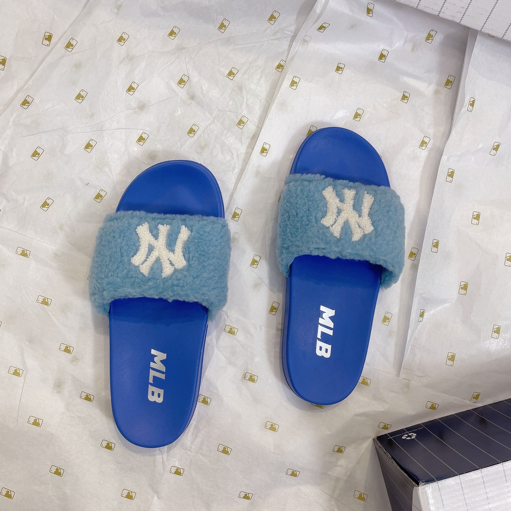 1044 - HÀNG CHÍNH HÃNG - DÉP MLB MOUND FLEECE - QUAI LÔNG XANH - CODE: 3ALPPB116-50BLL