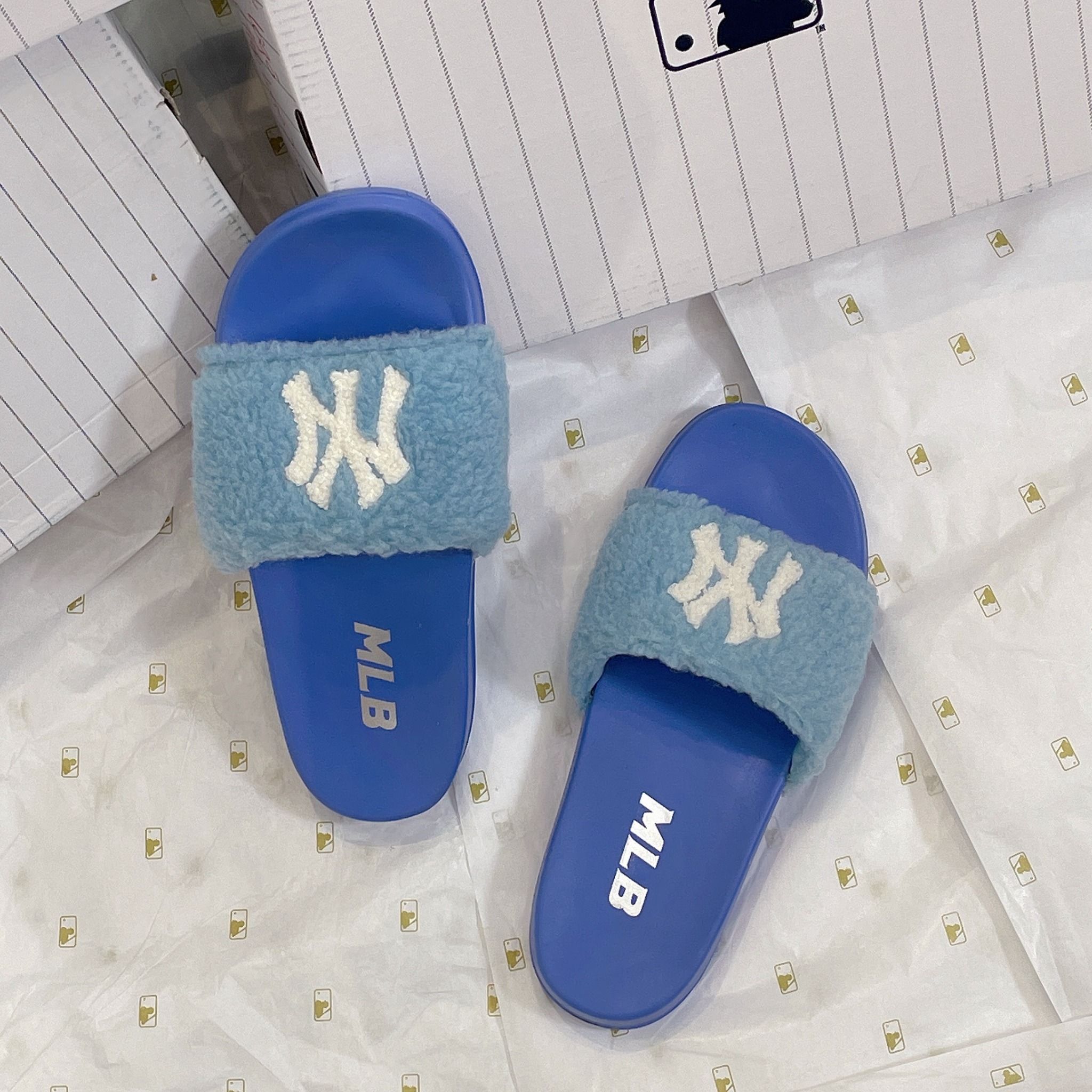 1044 - HÀNG CHÍNH HÃNG - DÉP MLB MOUND FLEECE - QUAI LÔNG XANH - CODE: 3ALPPB116-50BLL