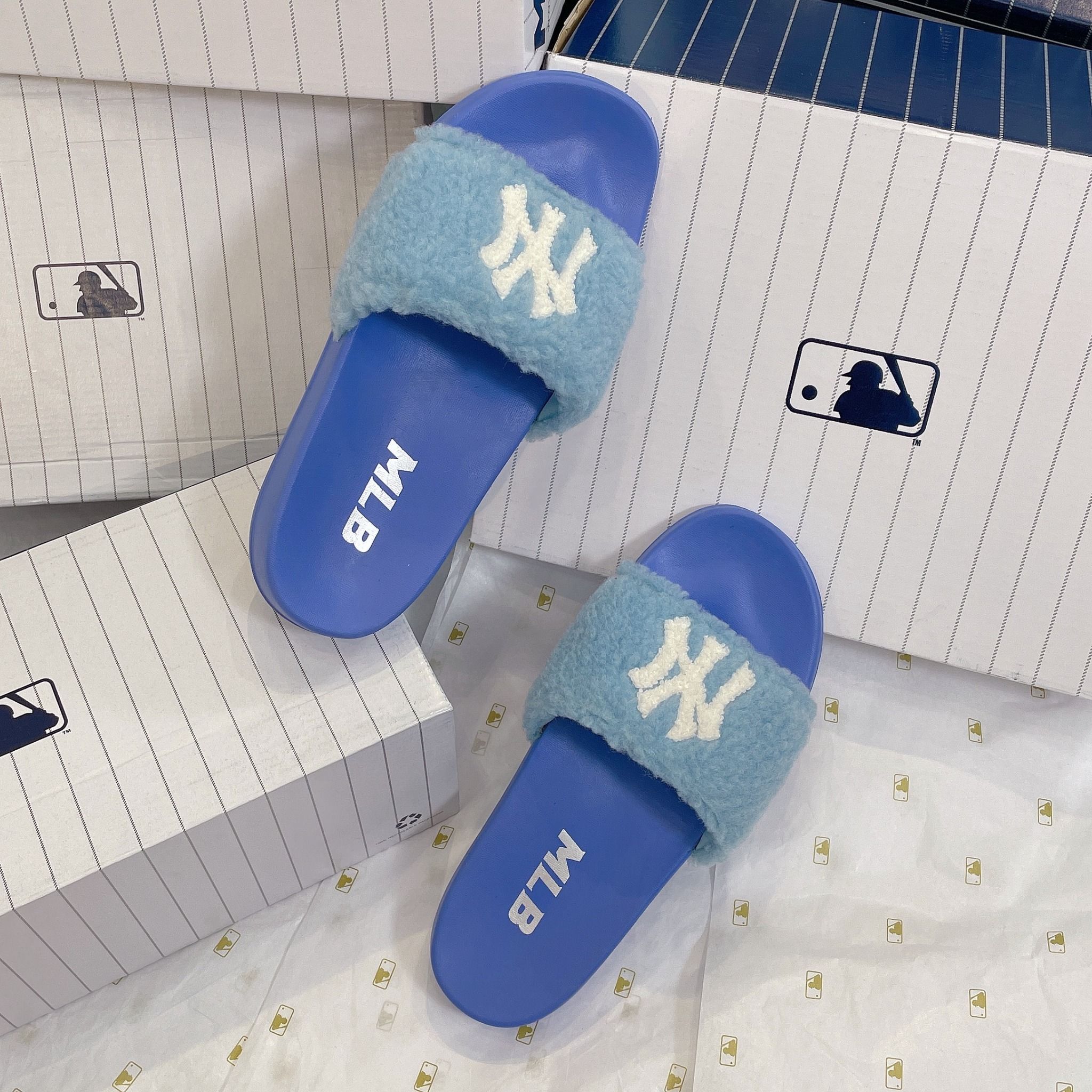 1044 - HÀNG CHÍNH HÃNG - DÉP MLB MOUND FLEECE - QUAI LÔNG XANH - CODE: 3ALPPB116-50BLL