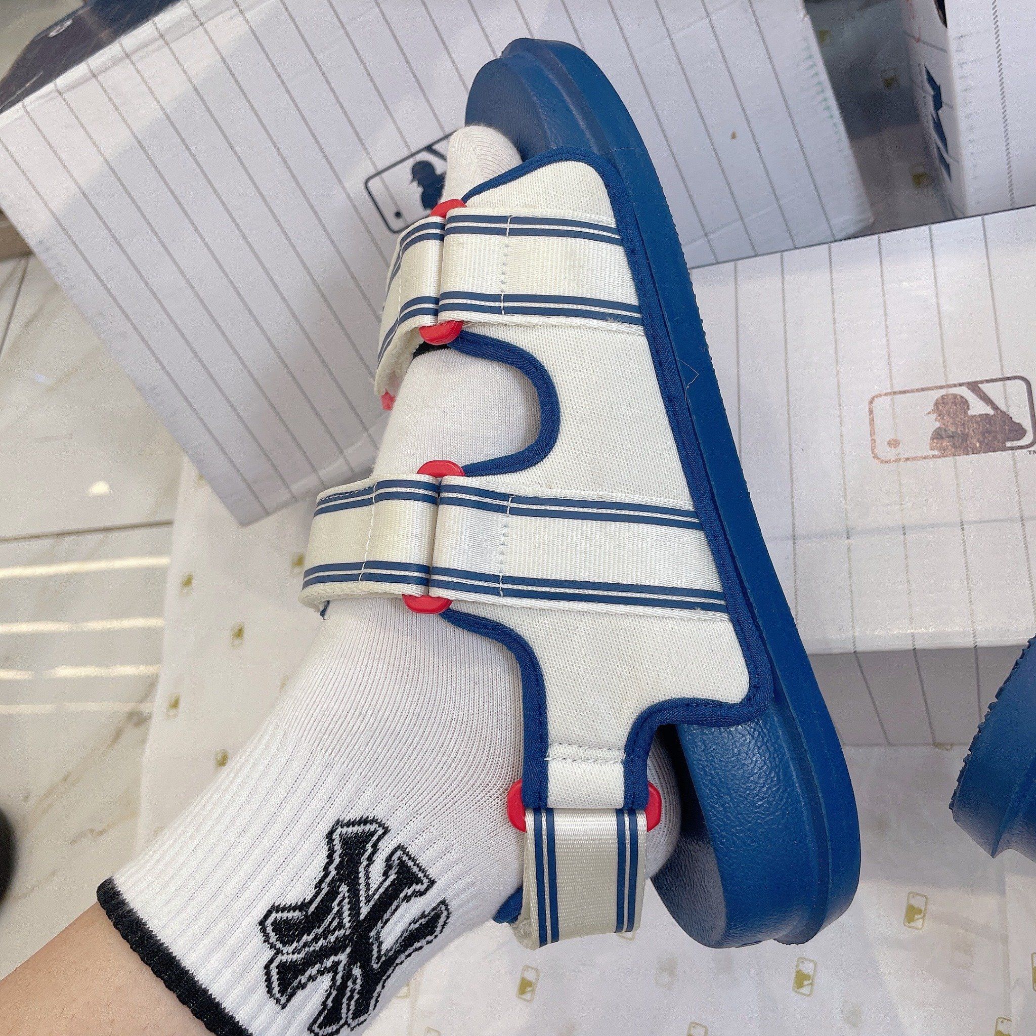 1039 - HÀNG CHÍNH HÃNG - GIÀY SANDAL MLB - LOGO B ĐỎ ĐẾ XANH - CODE: 3ASDSD223-43NYL