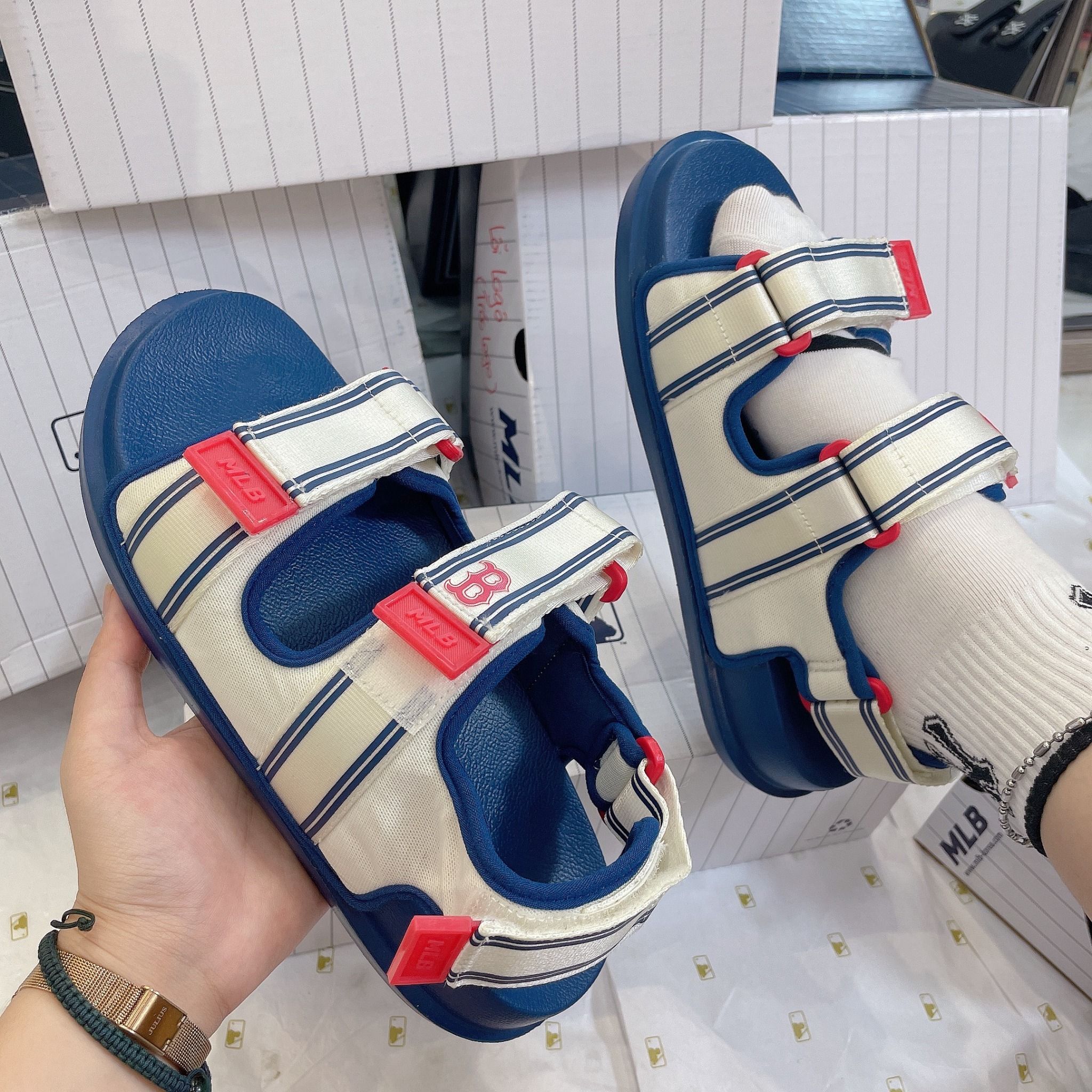 1039 - HÀNG CHÍNH HÃNG - GIÀY SANDAL MLB - LOGO B ĐỎ ĐẾ XANH - CODE: 3ASDSD223-43NYL