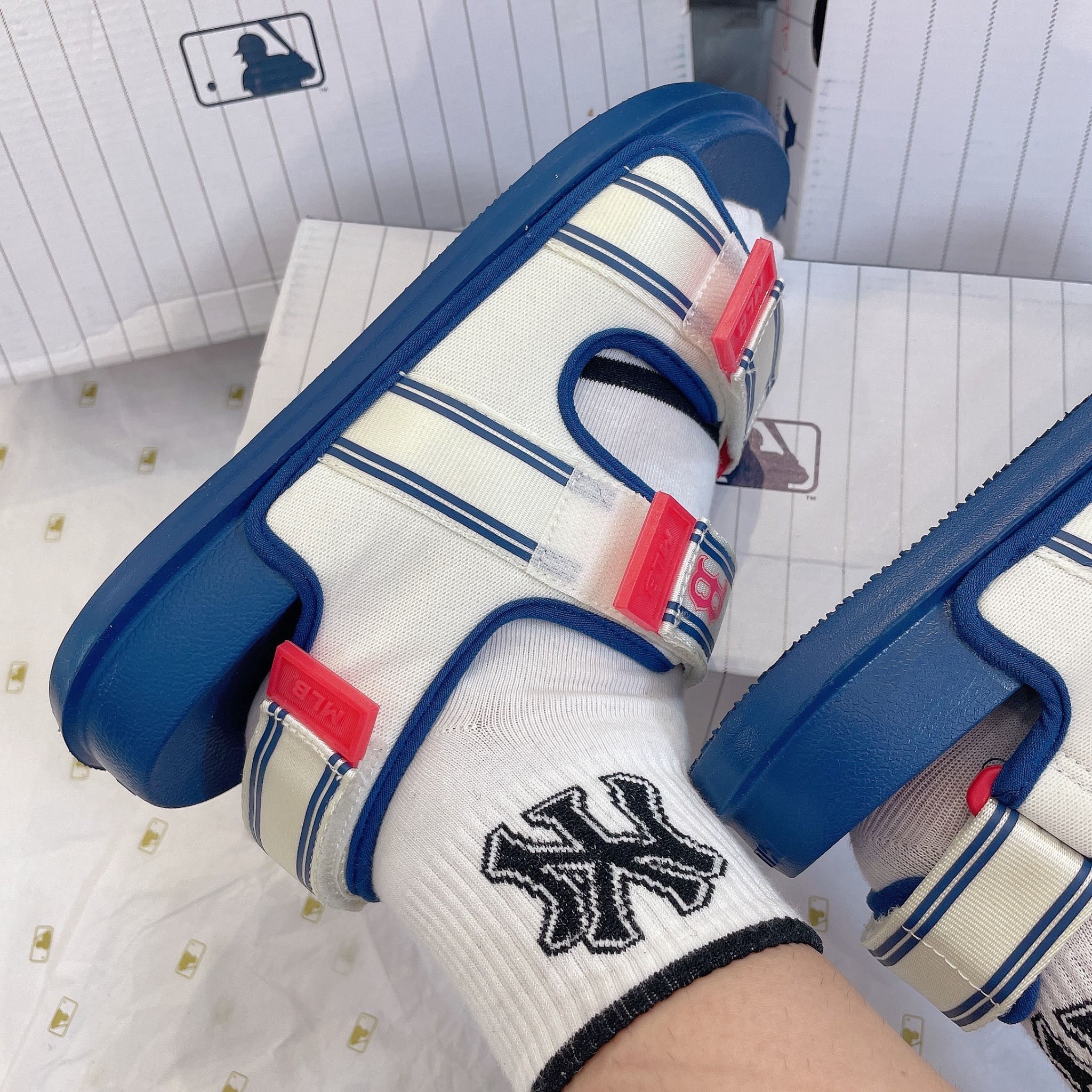 1039 - HÀNG CHÍNH HÃNG - GIÀY SANDAL MLB - LOGO B ĐỎ ĐẾ XANH - CODE: 3ASDSD223-43NYL