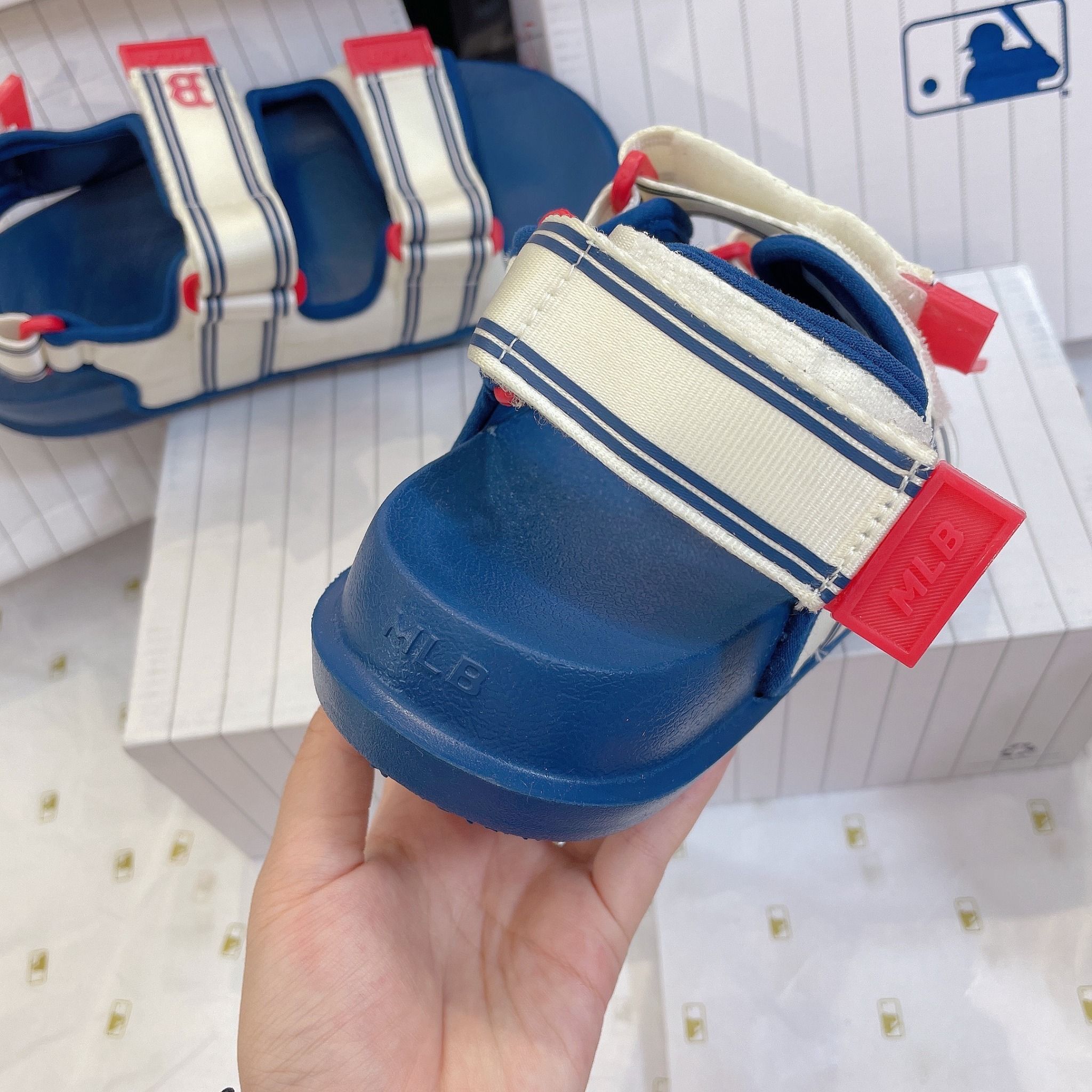 1039 - HÀNG CHÍNH HÃNG - GIÀY SANDAL MLB - LOGO B ĐỎ ĐẾ XANH - CODE: 3ASDSD223-43NYL