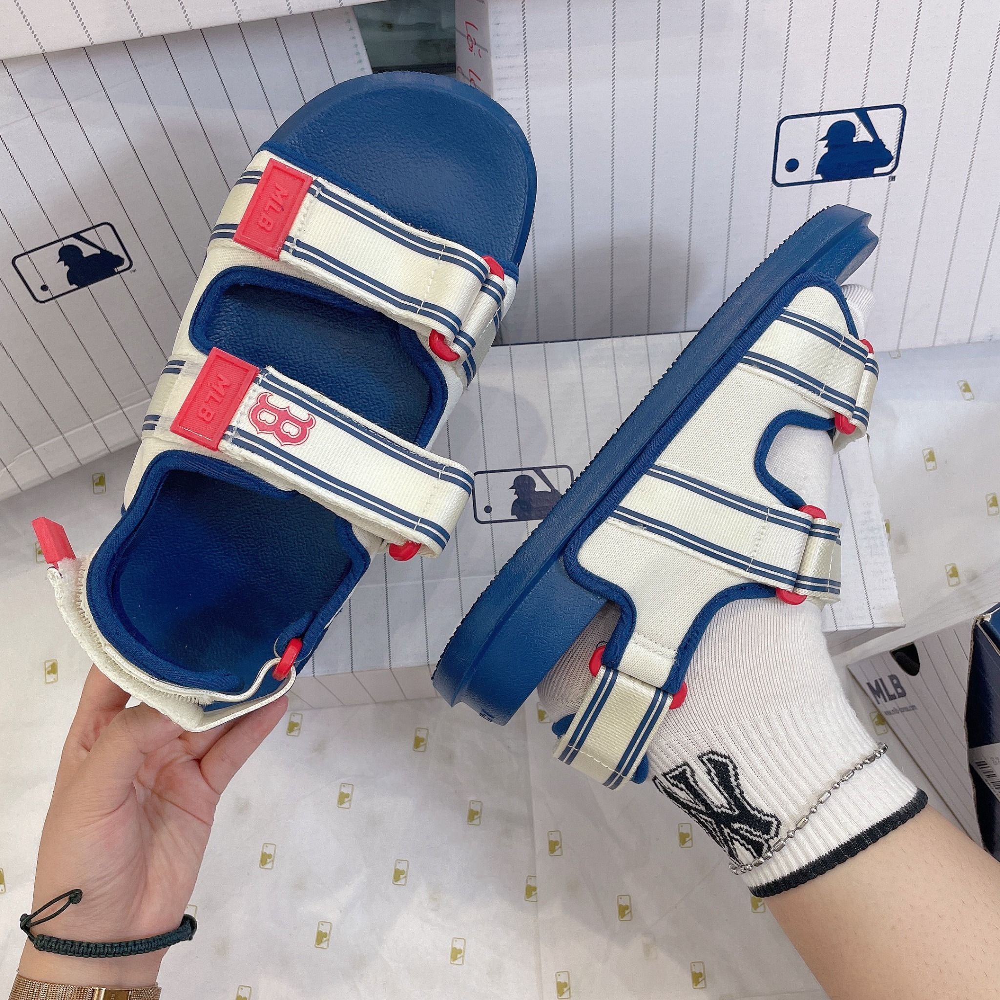 1039 - HÀNG CHÍNH HÃNG - GIÀY SANDAL MLB - LOGO B ĐỎ ĐẾ XANH - CODE: 3ASDSD223-43NYL