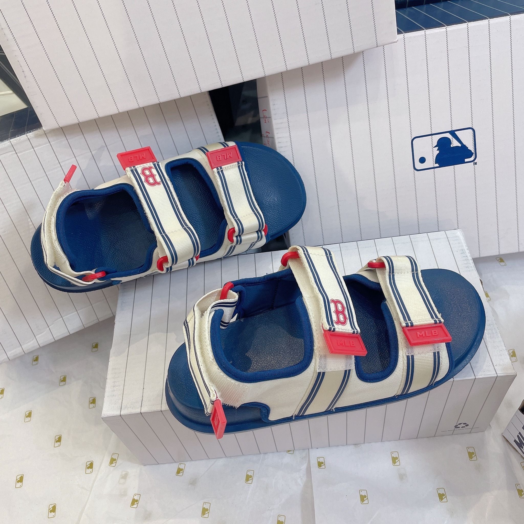 1039 - HÀNG CHÍNH HÃNG - GIÀY SANDAL MLB - LOGO B ĐỎ ĐẾ XANH - CODE: 3ASDSD223-43NYL