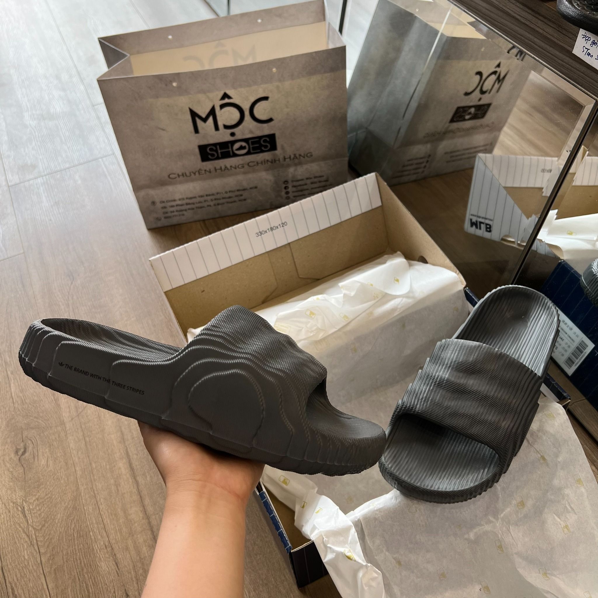1012 - HÀNG CHÍNH HÃNG - DÉP ADIDAS 22 BẬC THANG * MÀU XÁM ĐẬM * - CODE: HP6522 026