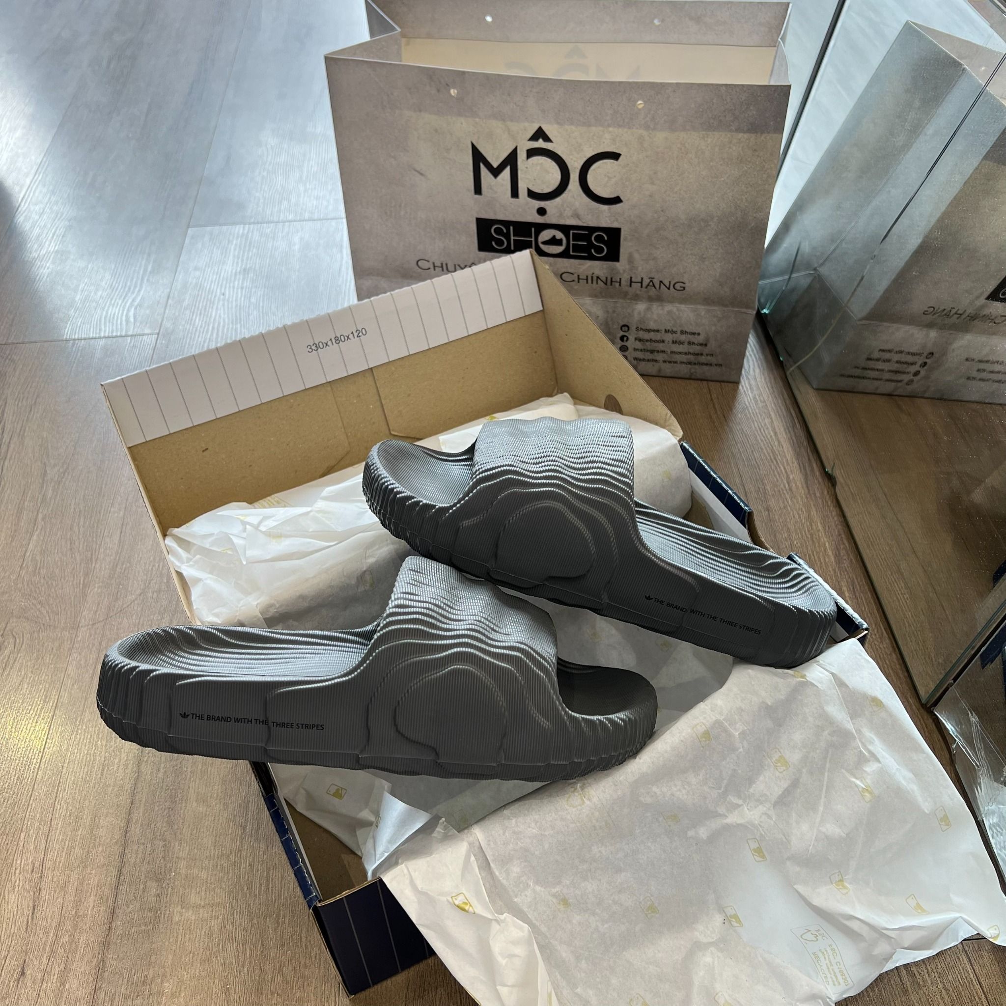 1012 - HÀNG CHÍNH HÃNG - DÉP ADIDAS 22 BẬC THANG * MÀU XÁM ĐẬM * - CODE: HP6522 026