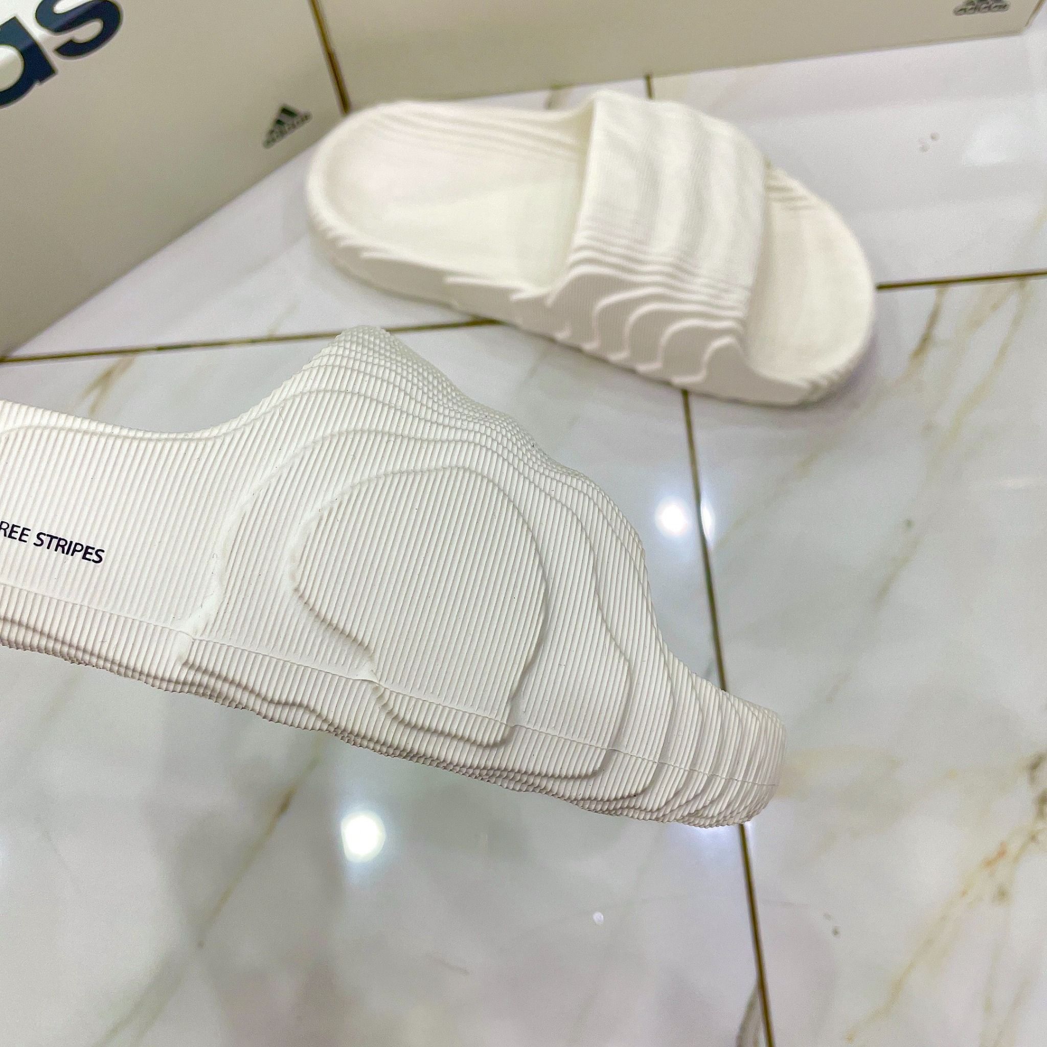 1105- HÀNG CHÍNH HÃNG - DÉP ADIDAS 22 - BẬC THANG *MÀU BEGIE * Code: GX6950