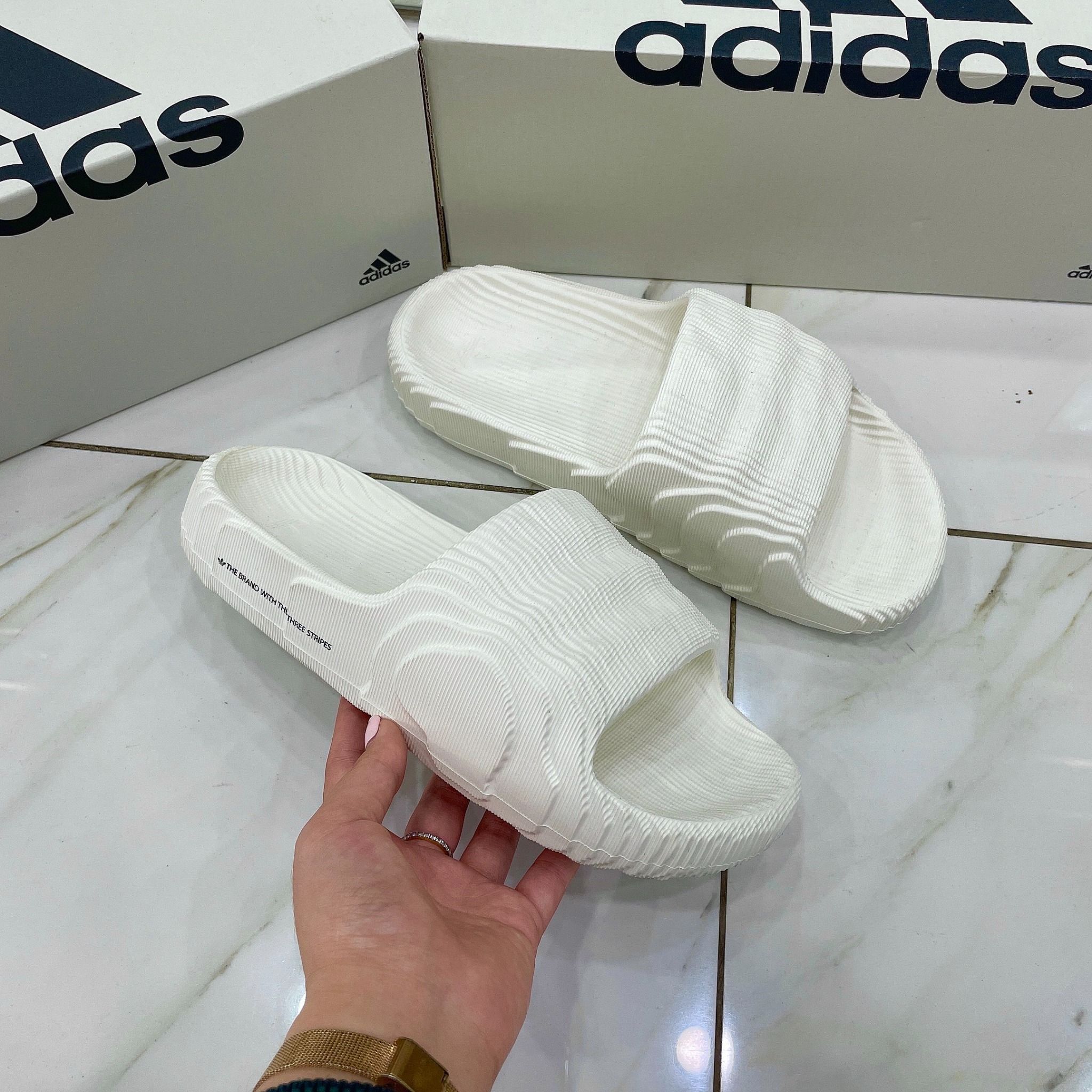 1105- HÀNG CHÍNH HÃNG - DÉP ADIDAS 22 - BẬC THANG *MÀU BEGIE * Code: GX6950